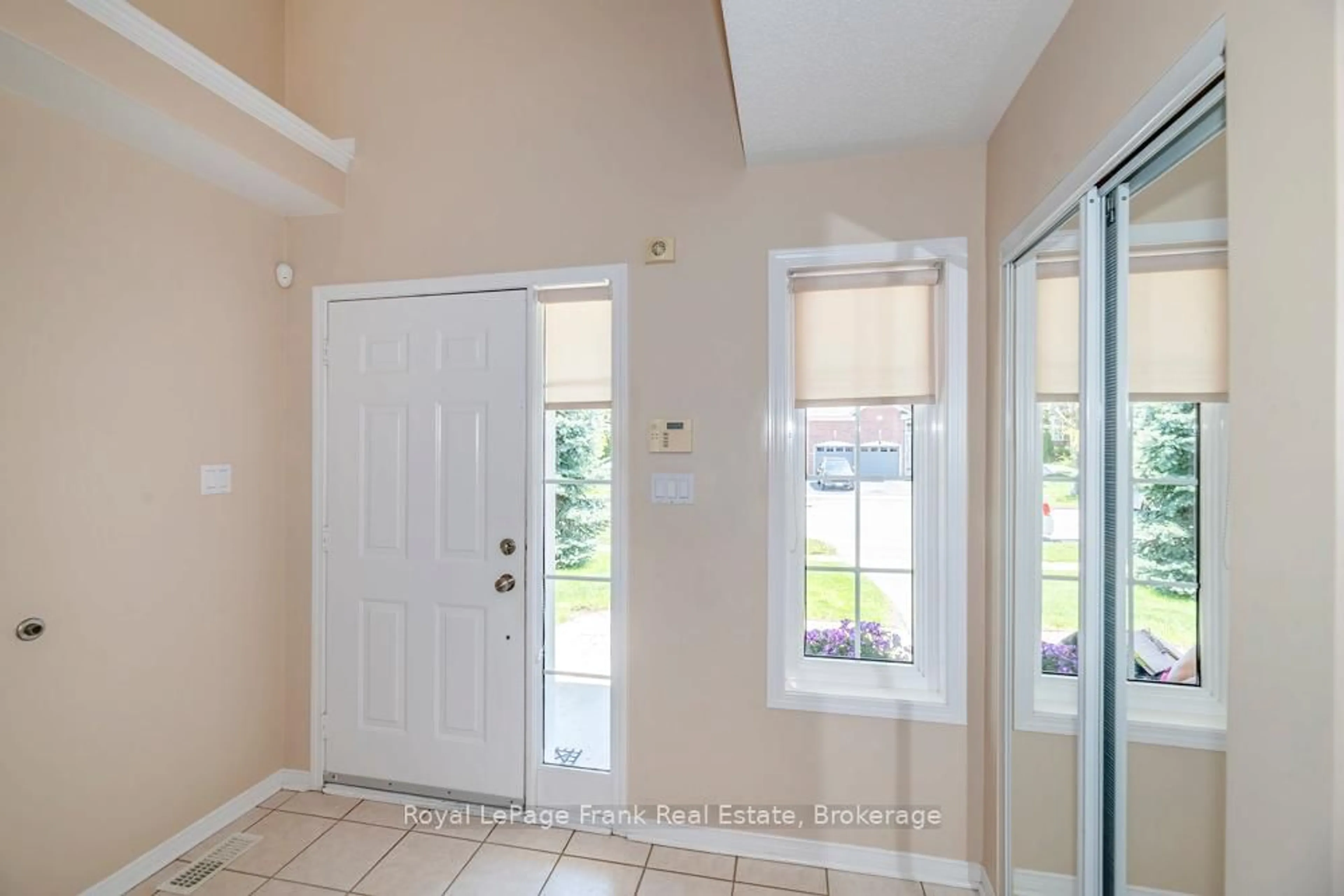 Indoor entryway for 720 Ormond Dr, Oshawa Ontario L1K 2W9