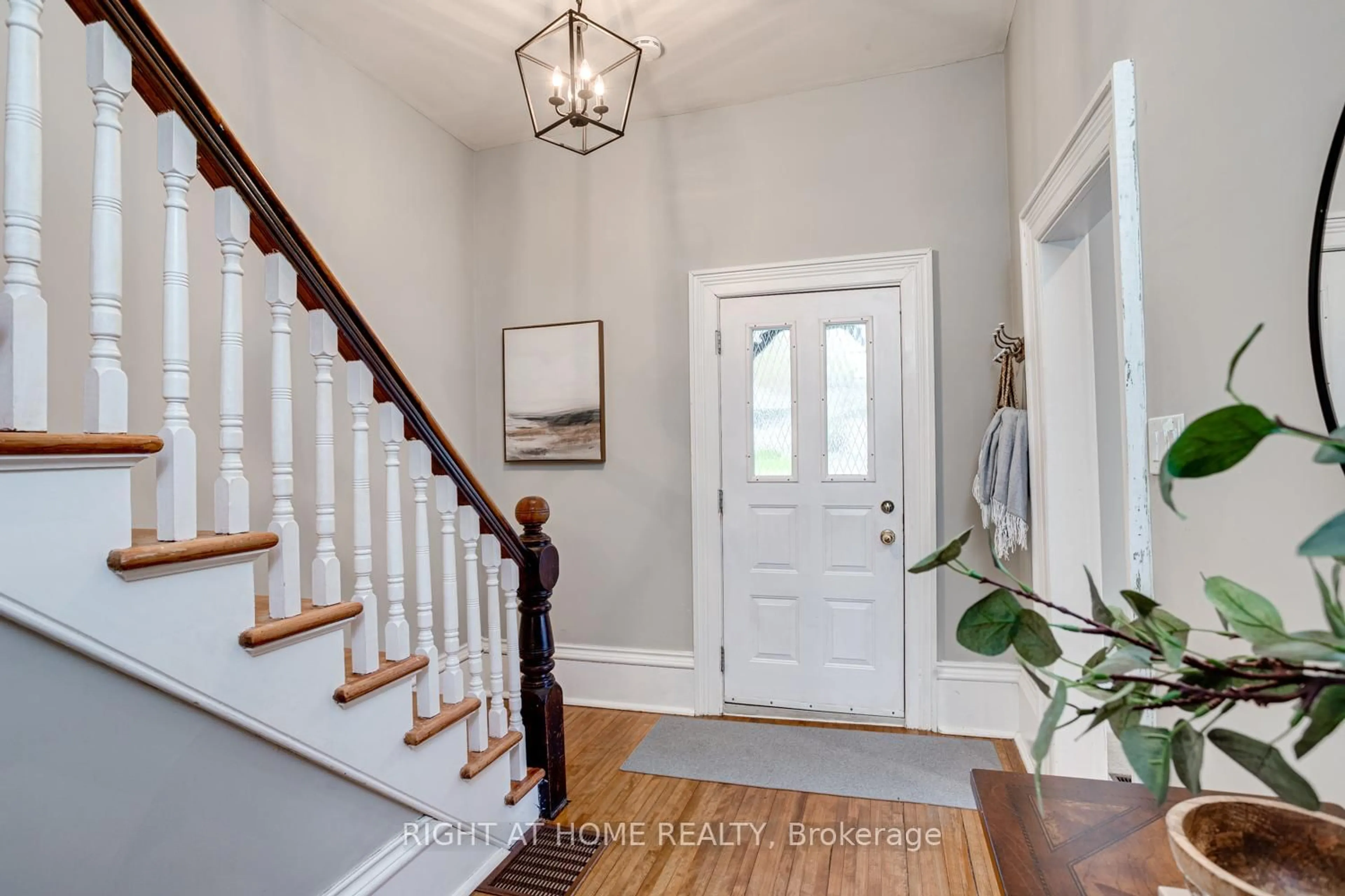 Indoor entryway for 51 Caleb St, Scugog Ontario L9L 1J7