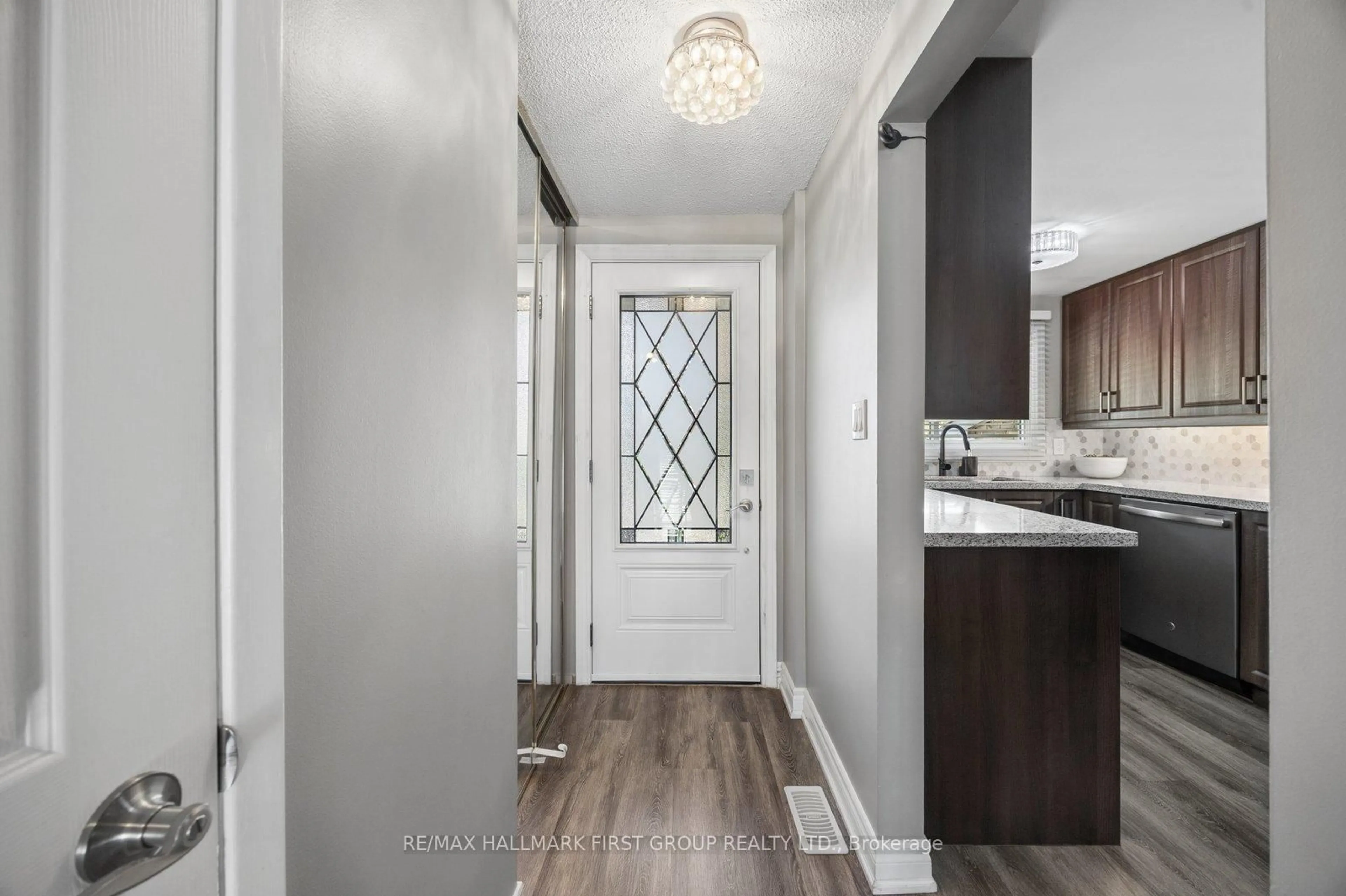 Indoor entryway for 1948 Bowler Dr, Pickering Ontario L1V 3K6