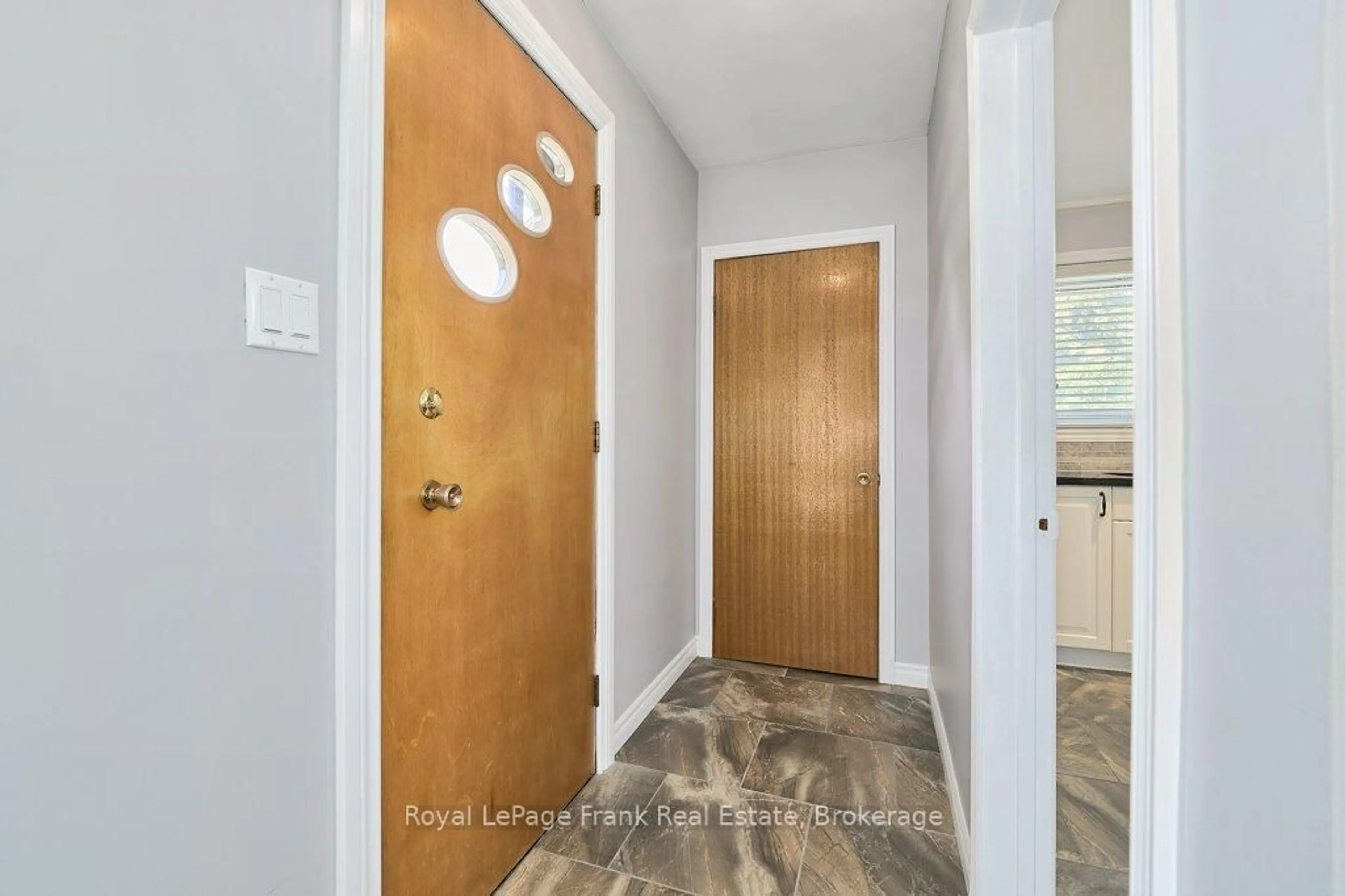 Indoor entryway for 326 Marion Ave, Oshawa Ontario L1J 3A9