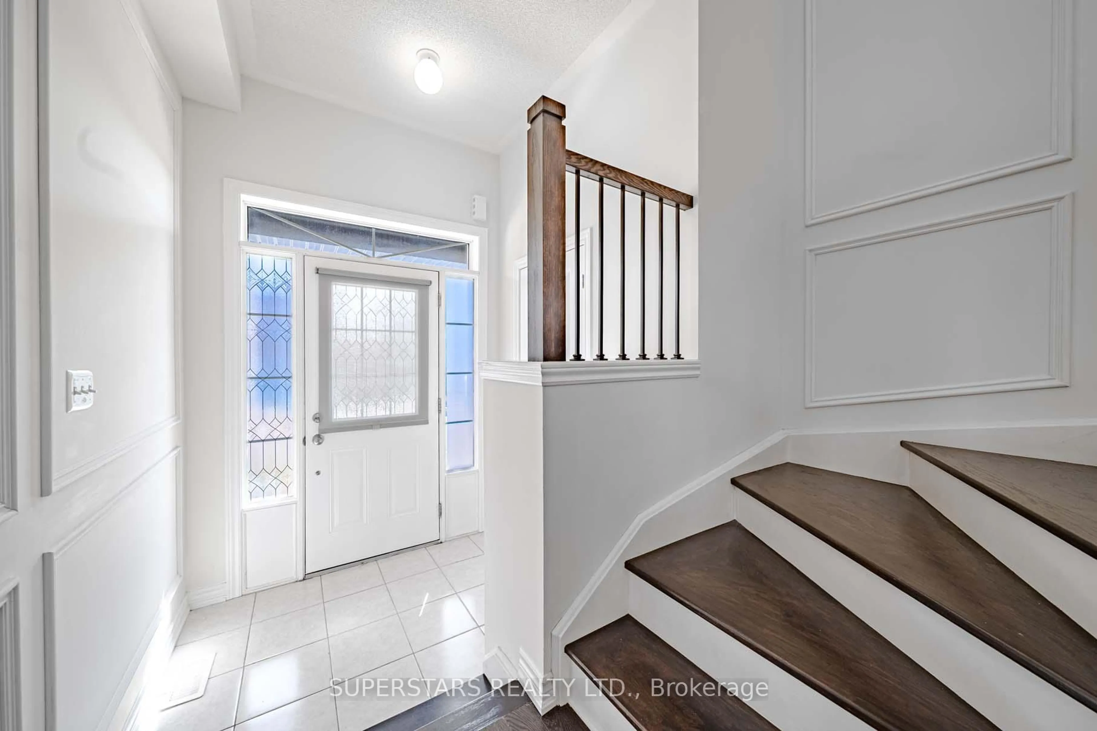 Indoor entryway for 2408 Angora St, Pickering Ontario L1X 0M6