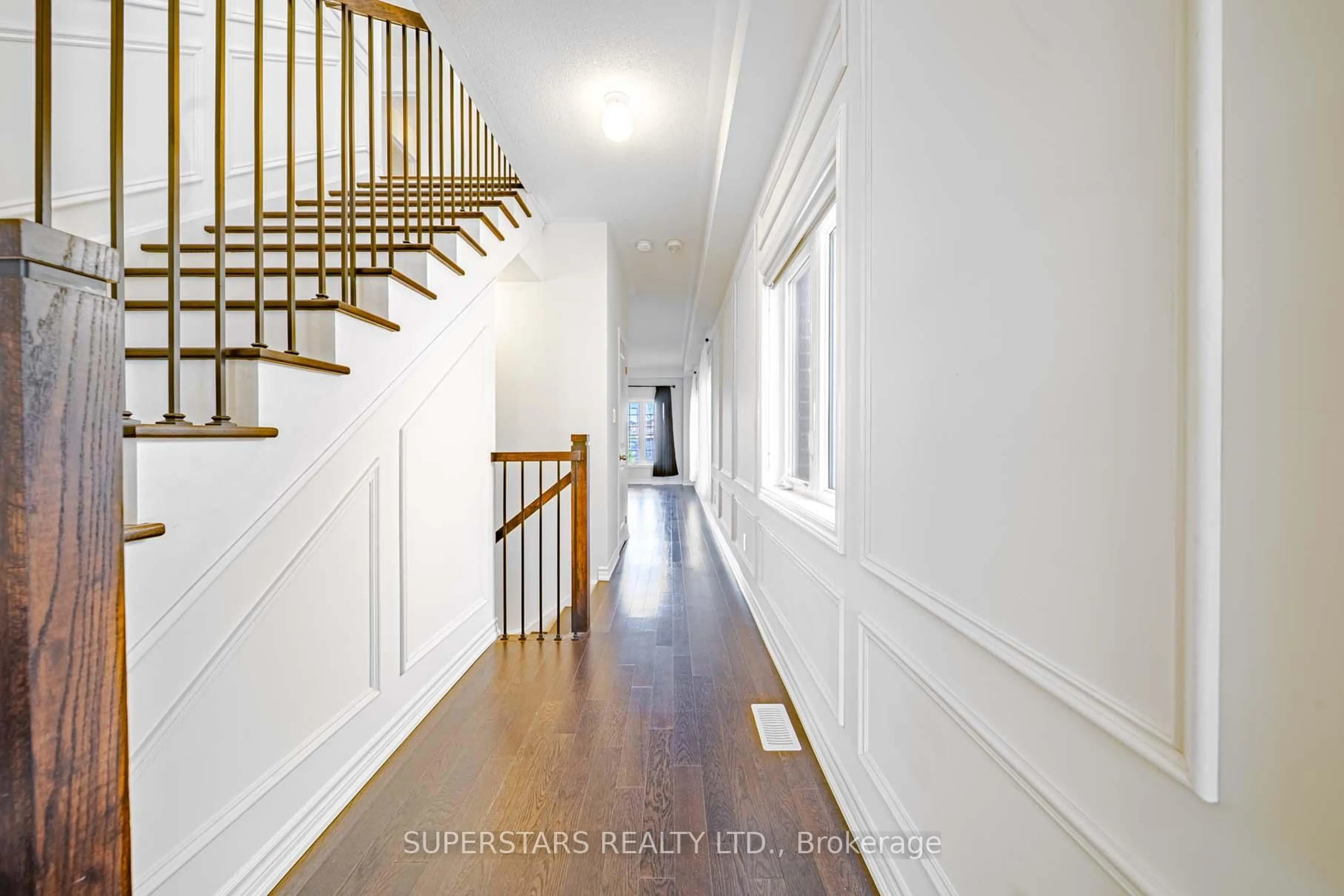 Indoor foyer for 2408 Angora St, Pickering Ontario L1X 0M6