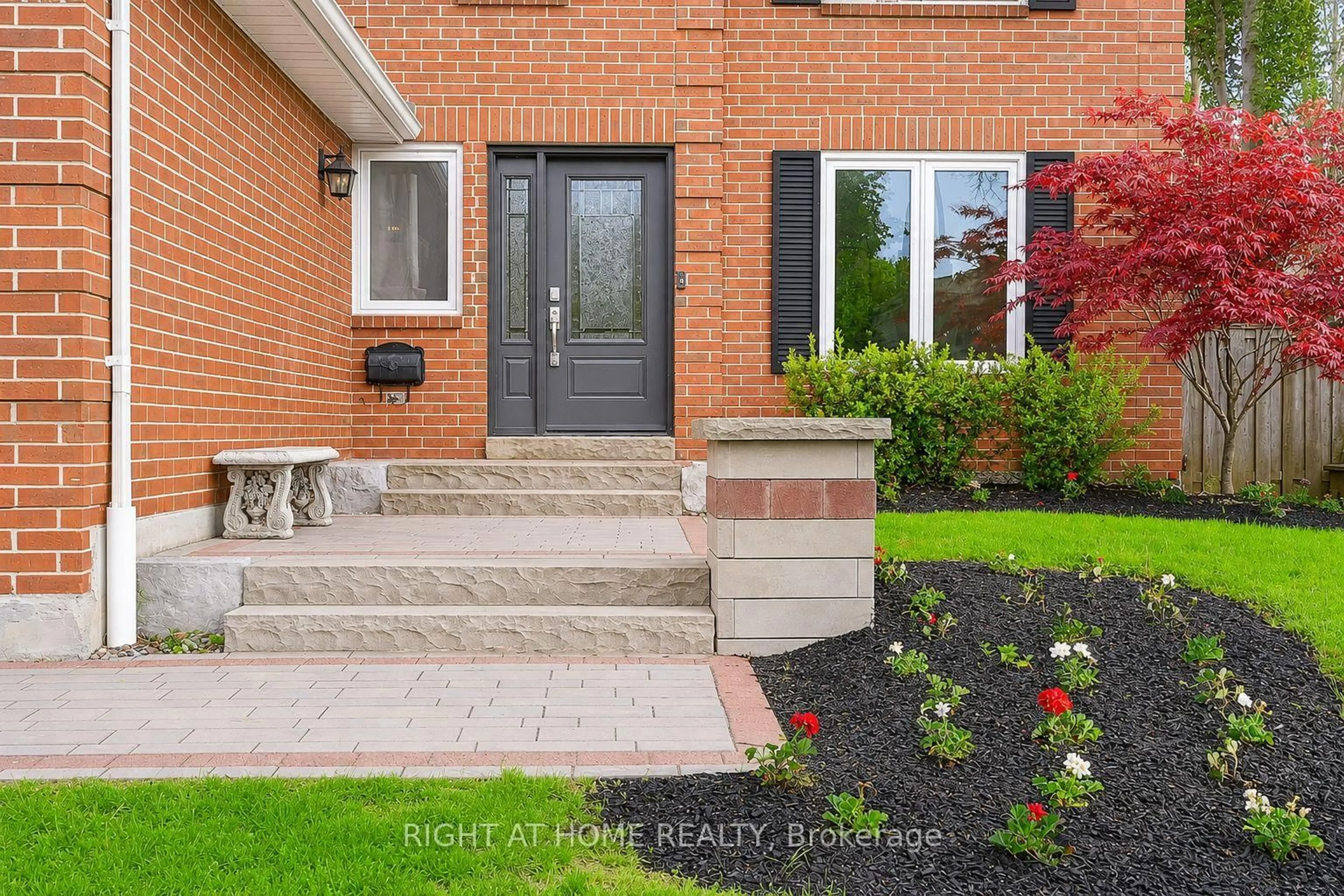 Unknown for 527 Beech St, Whitby Ontario L1N 7R1