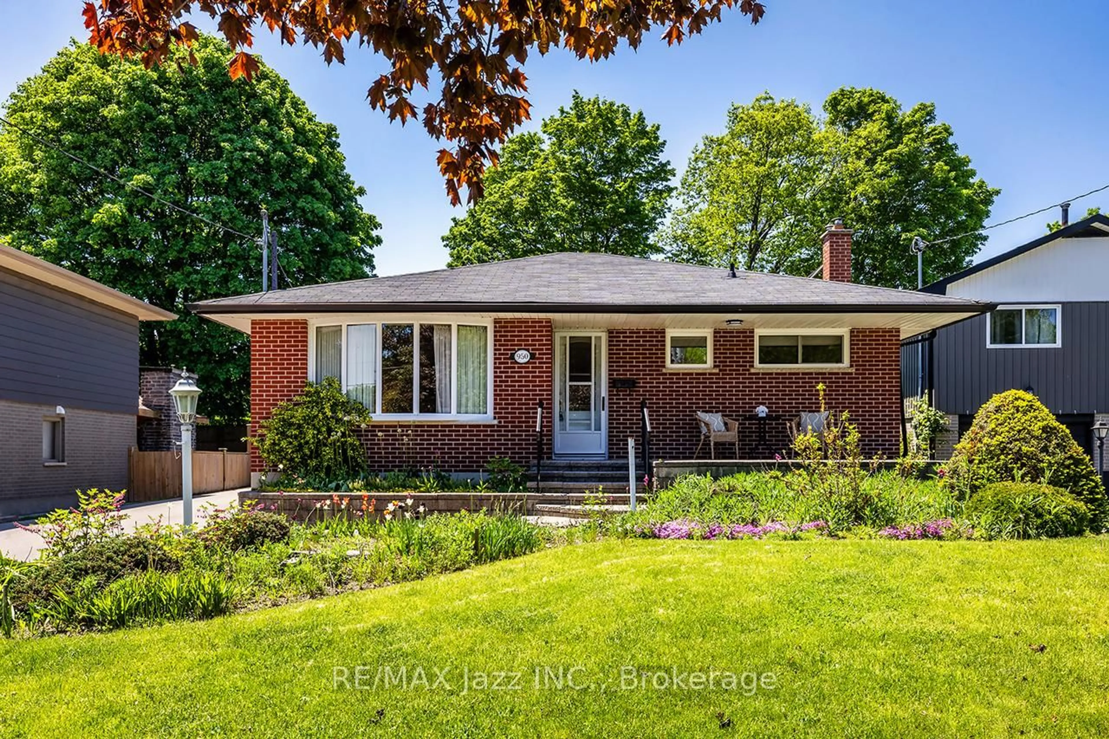 Home with brick exterior material, street for 950 Mary St, Oshawa Ontario L1G 5G8