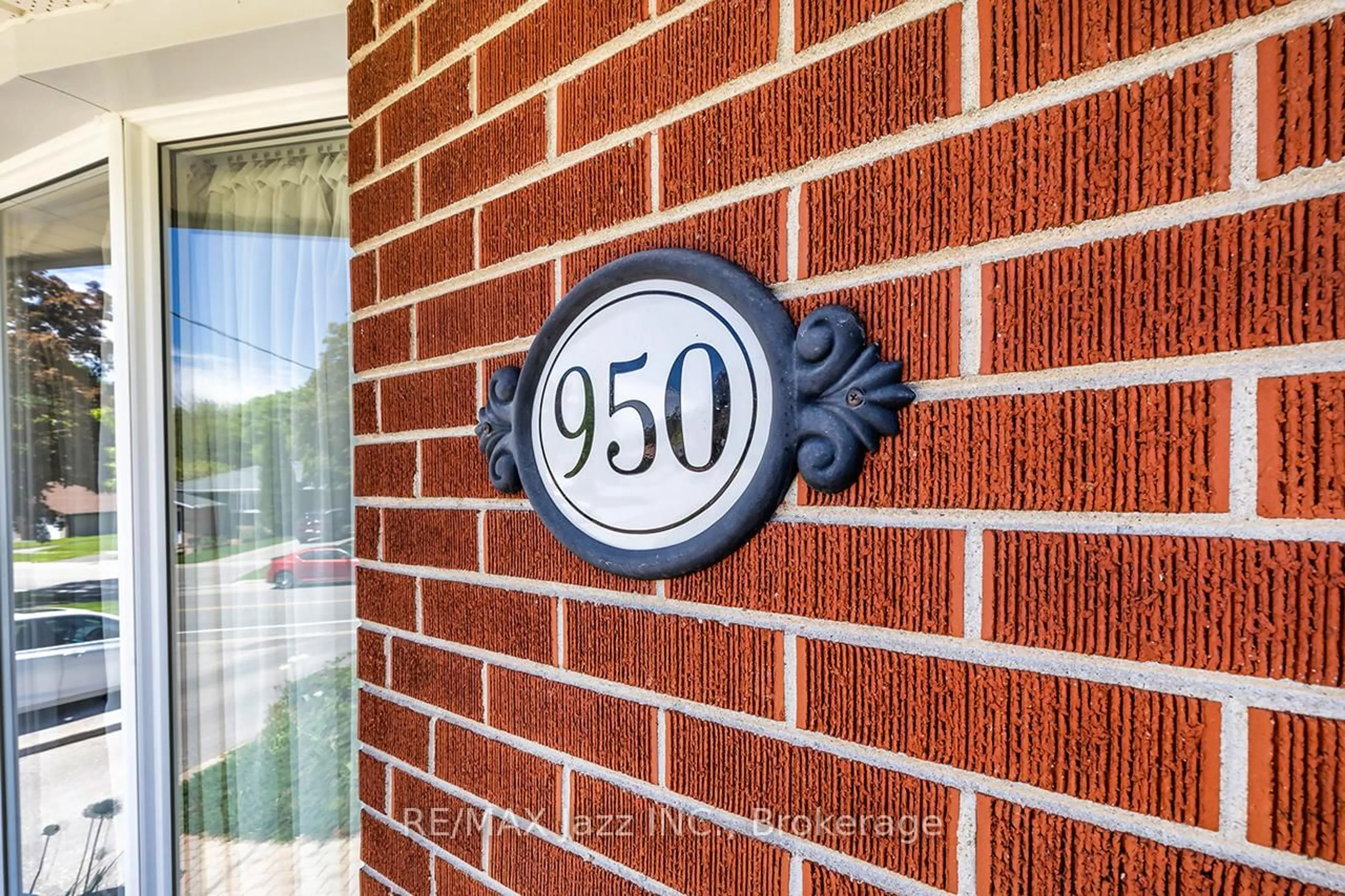 Indoor entryway for 950 Mary St, Oshawa Ontario L1G 5G8