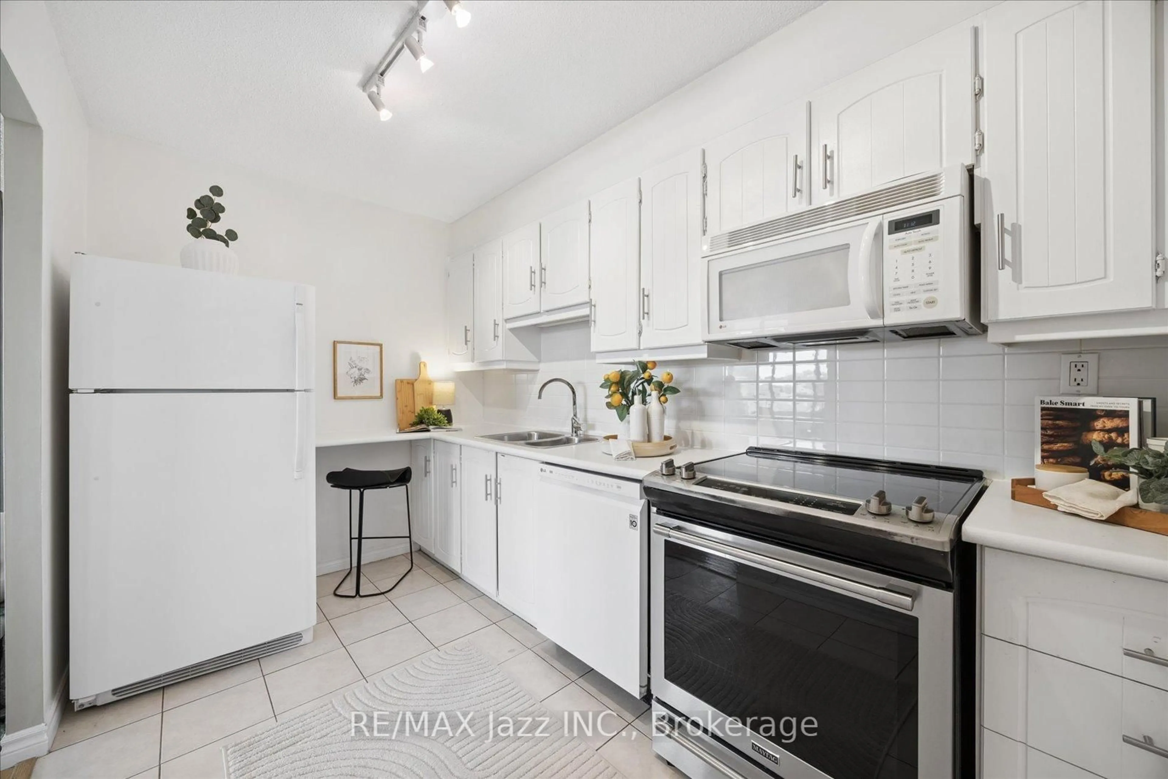 Standard kitchen, ceramic/tile floor for 55 William St #511, Oshawa Ontario L1G 7C9