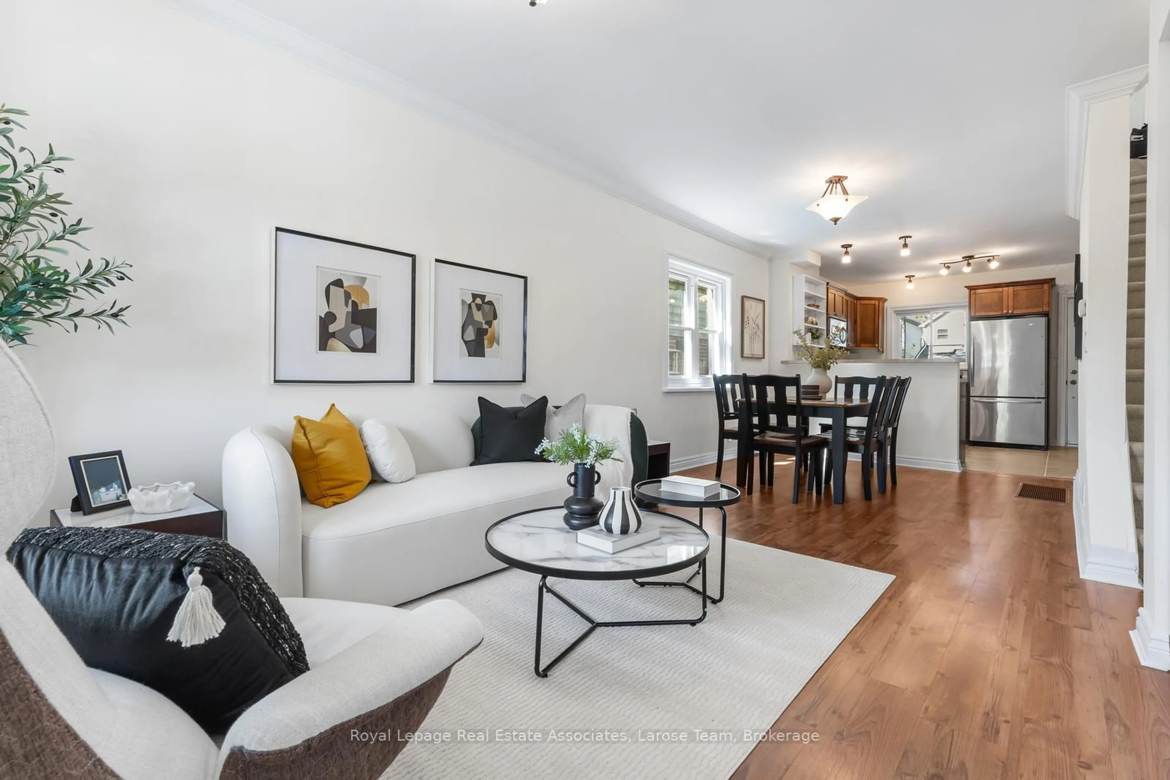 Living room with furniture, unknown for 36 Firstbrooke Rd, Toronto Ontario M4E 2L1