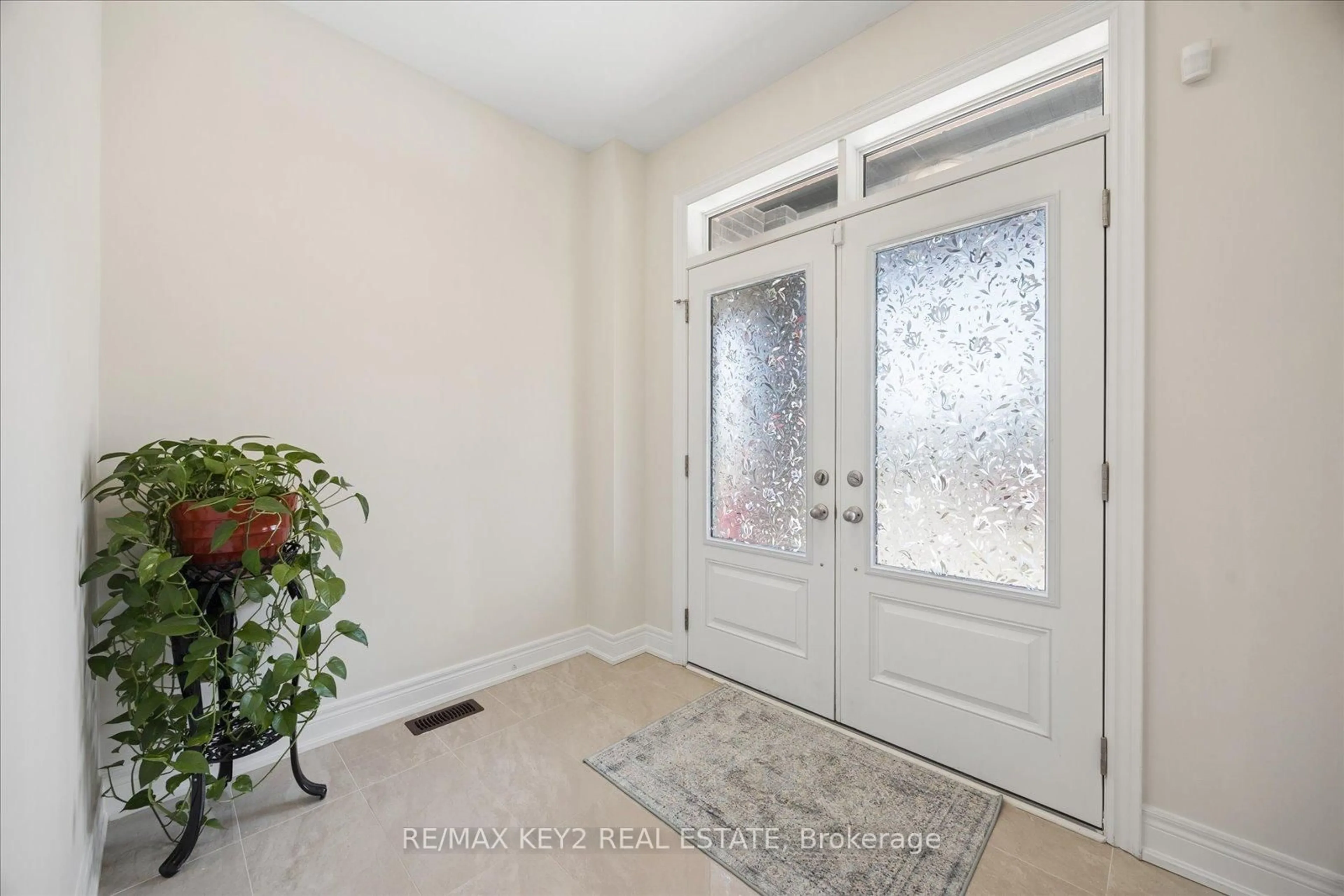 Indoor entryway for 2484 Florentine Pl, Pickering Ontario L1X 0H2