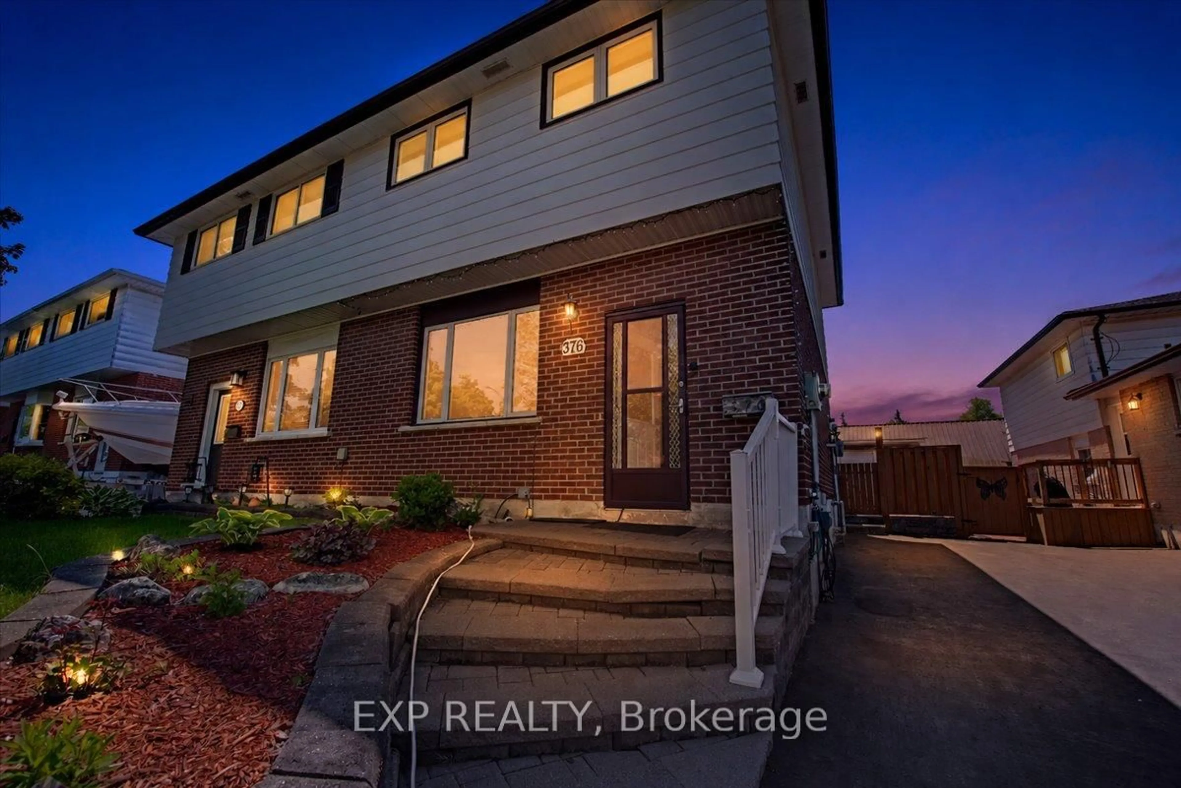 A pic from outside/outdoor area/front of a property/back of a property/a pic from drone, street for 376 Surrey Dr, Oshawa Ontario L1G 6H1