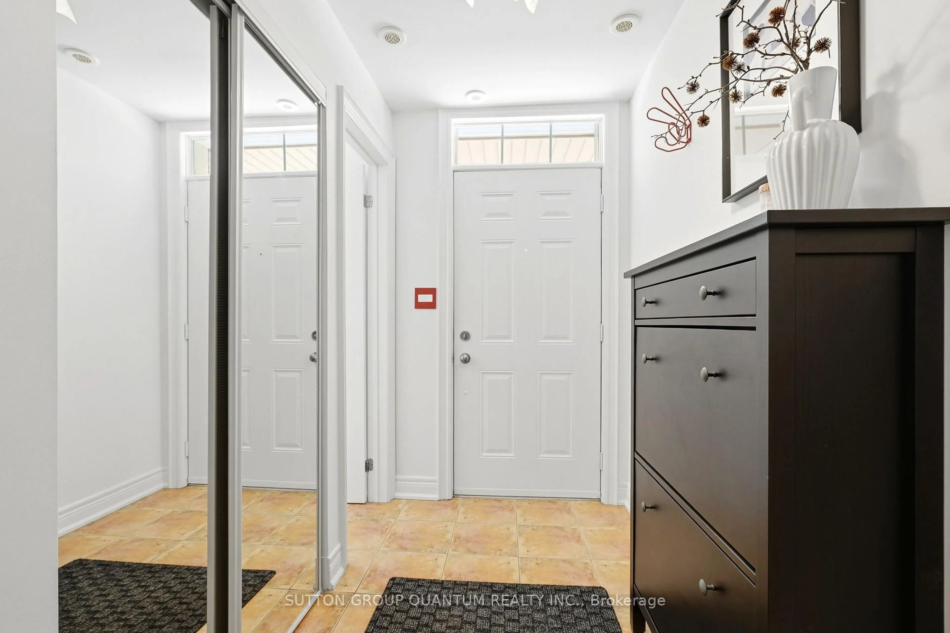 Indoor entryway for 2268 Gerrard St, Toronto Ontario M4E 2E1