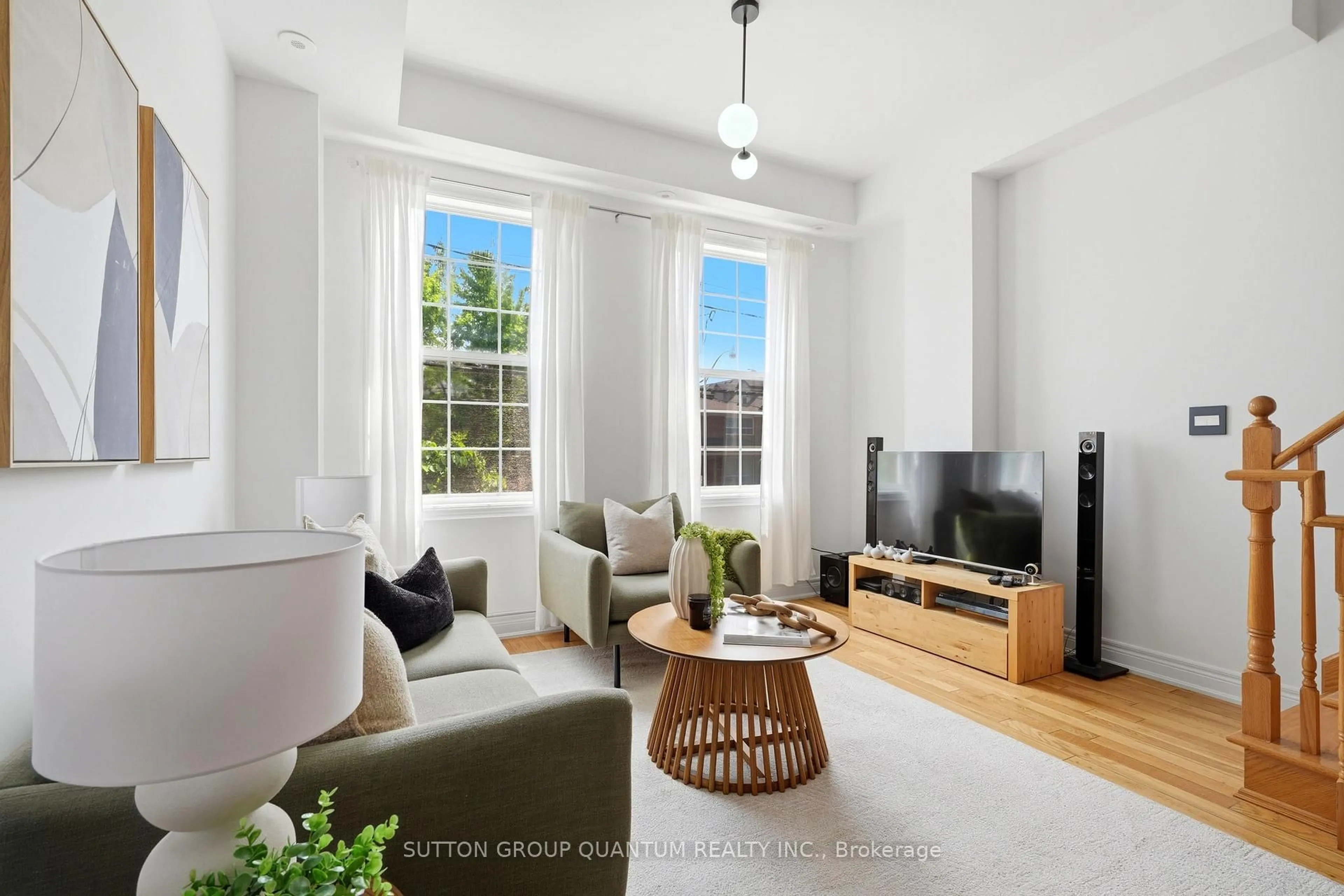 Living room with furniture, unknown for 2268 Gerrard St, Toronto Ontario M4E 2E1