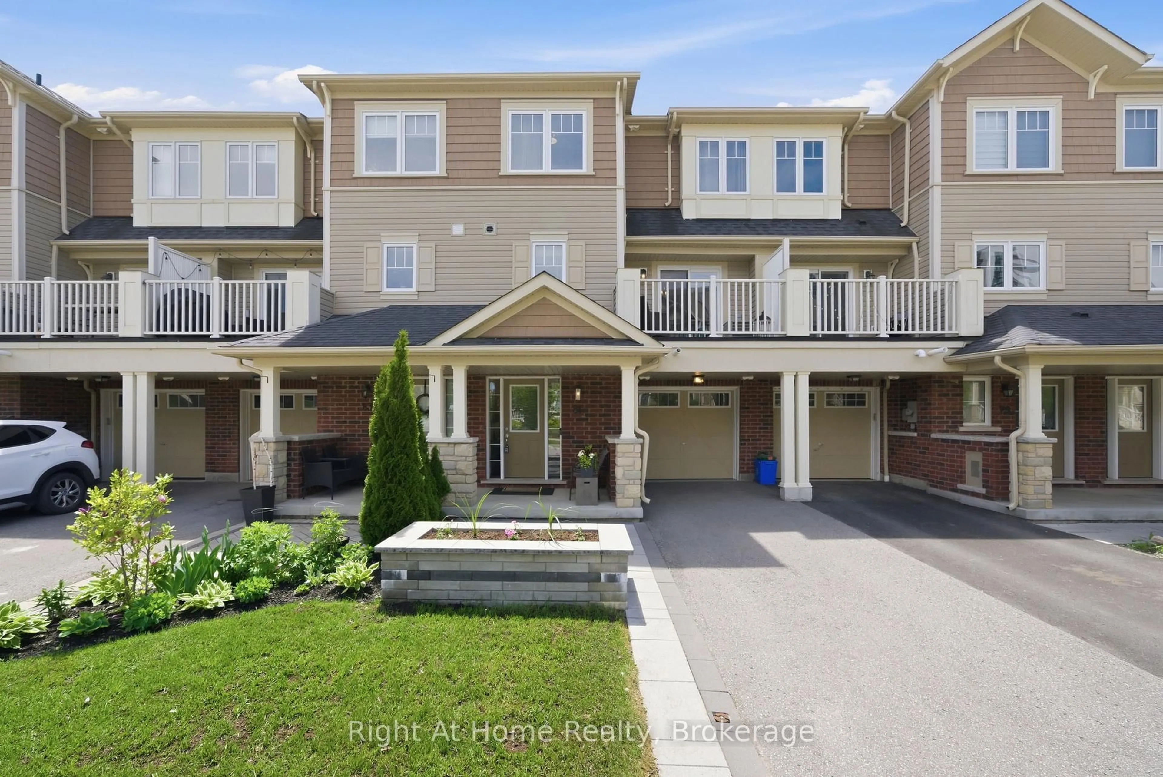 A pic from outside/outdoor area/front of a property/back of a property/a pic from drone, unknown for 81 Far North Crt, Oshawa Ontario L1L 0J5