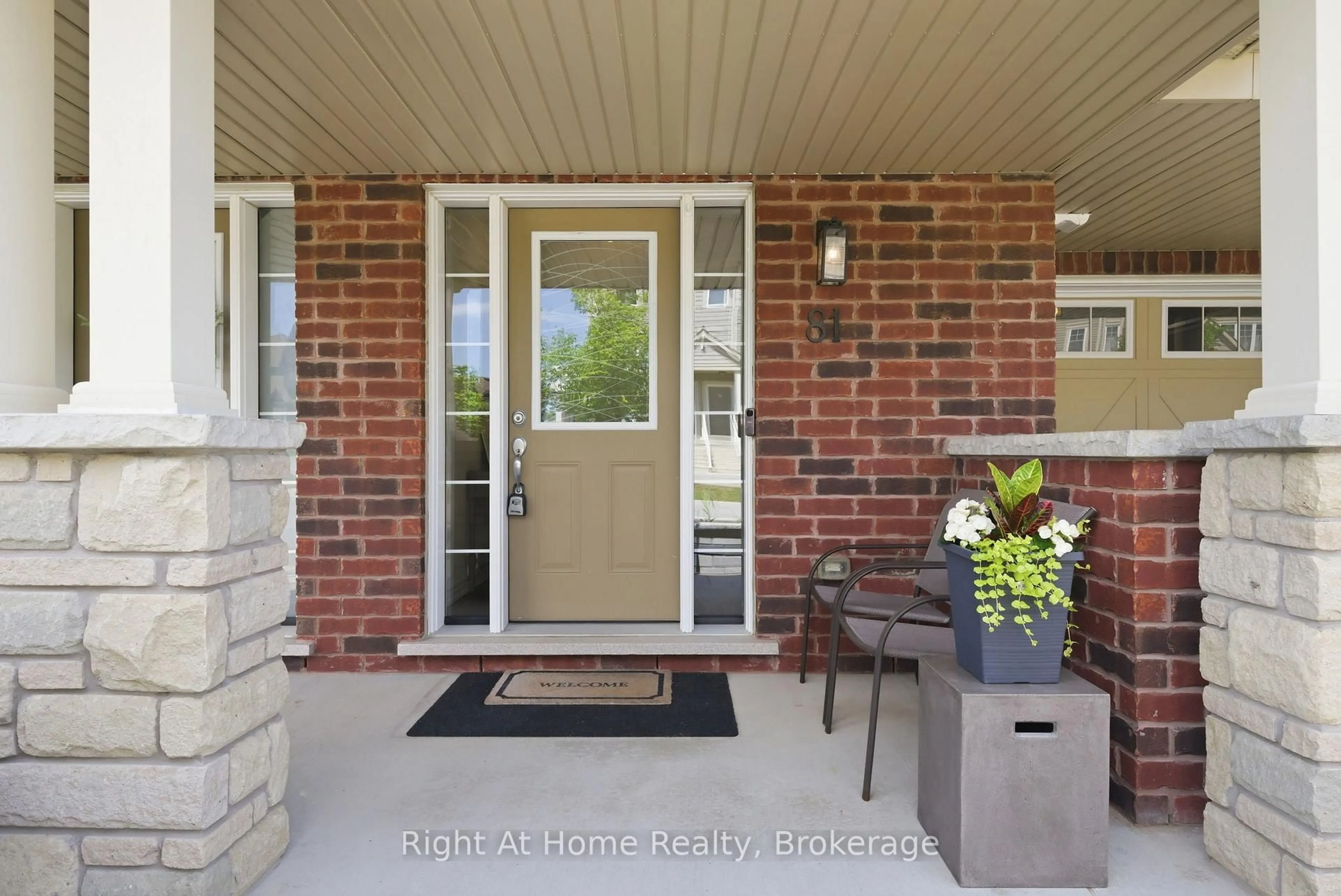 Indoor entryway for 81 Far North Crt, Oshawa Ontario L1L 0J5
