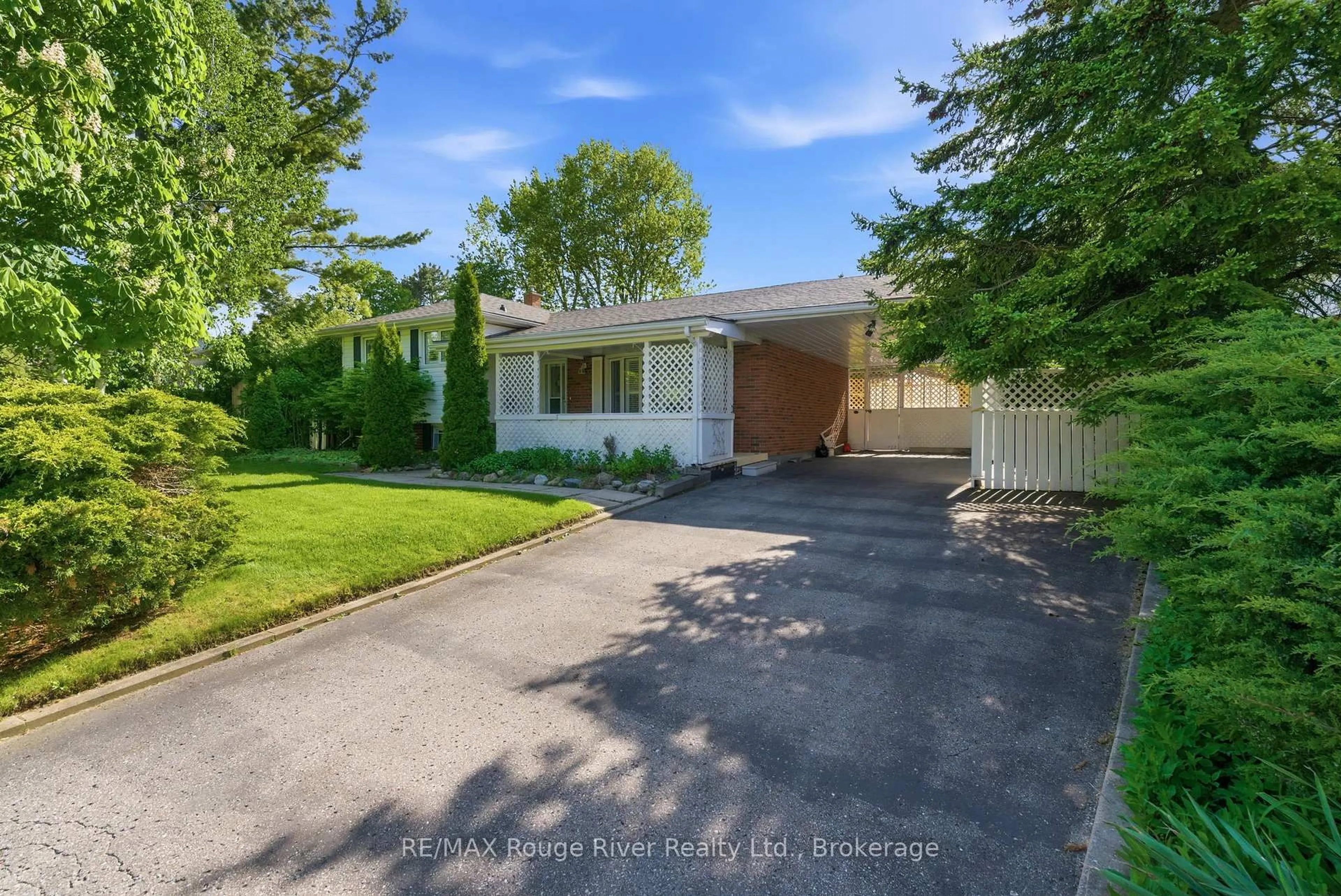 A pic from outside/outdoor area/front of a property/back of a property/a pic from drone, street for 18 Strathy Rd, Ajax Ontario L1S 2V1