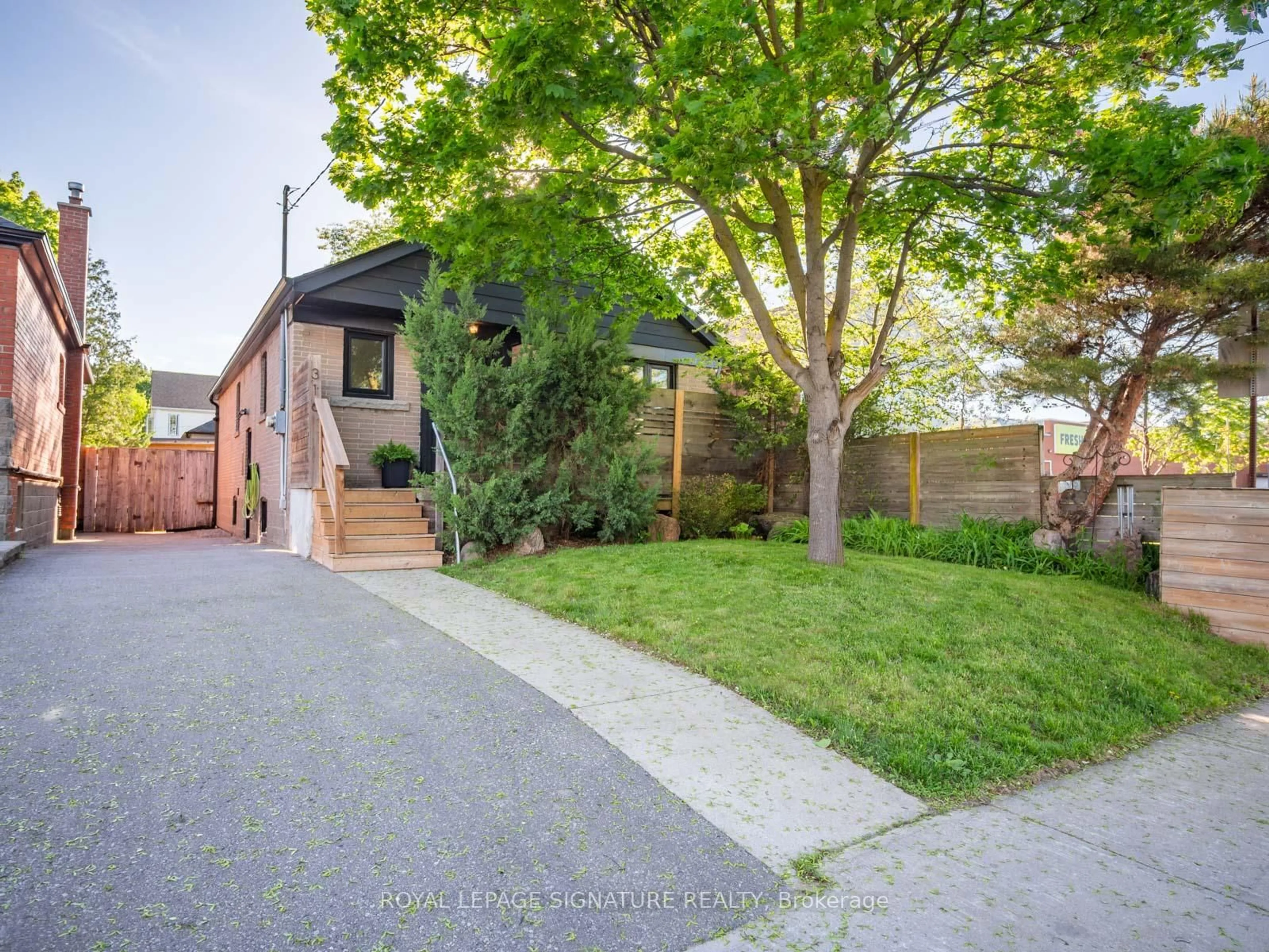 A pic from outside/outdoor area/front of a property/back of a property/a pic from drone, street for 316 Blantyre Ave, Toronto Ontario M1N 2S7