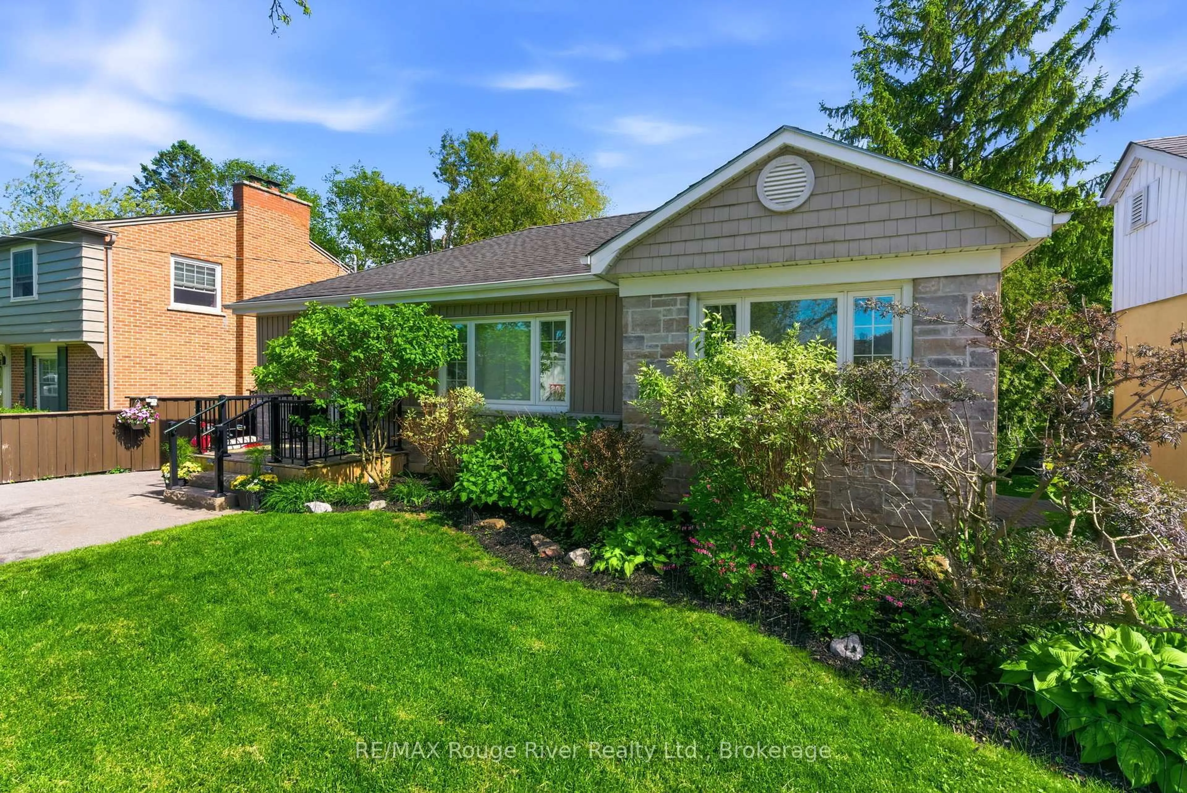 Home with brick exterior material, street for 897 Parklane Ave, Oshawa Ontario L1G 1N7