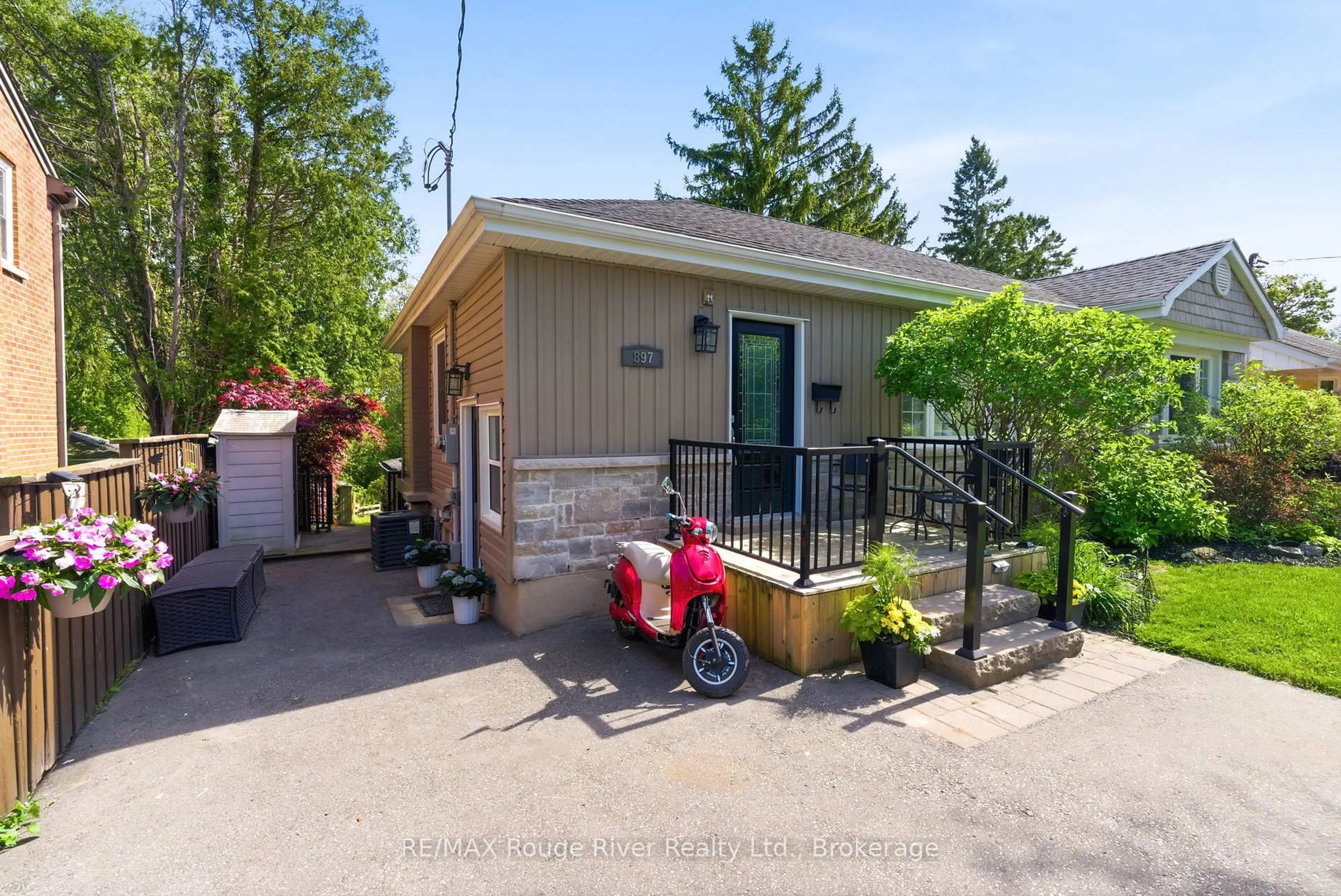 Unknown for 897 Parklane Ave, Oshawa Ontario L1G 1N7