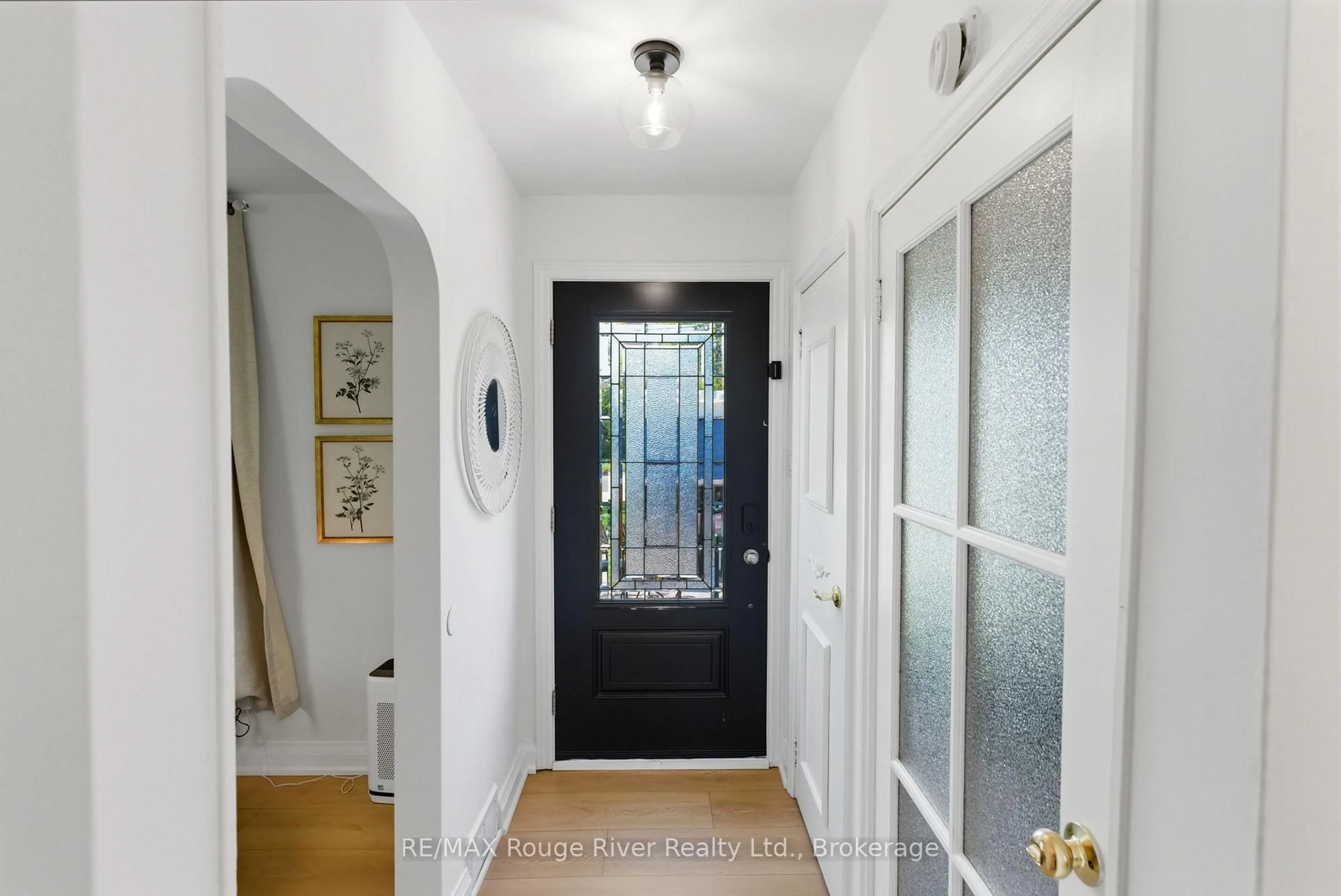 Indoor entryway for 897 Parklane Ave, Oshawa Ontario L1G 1N7
