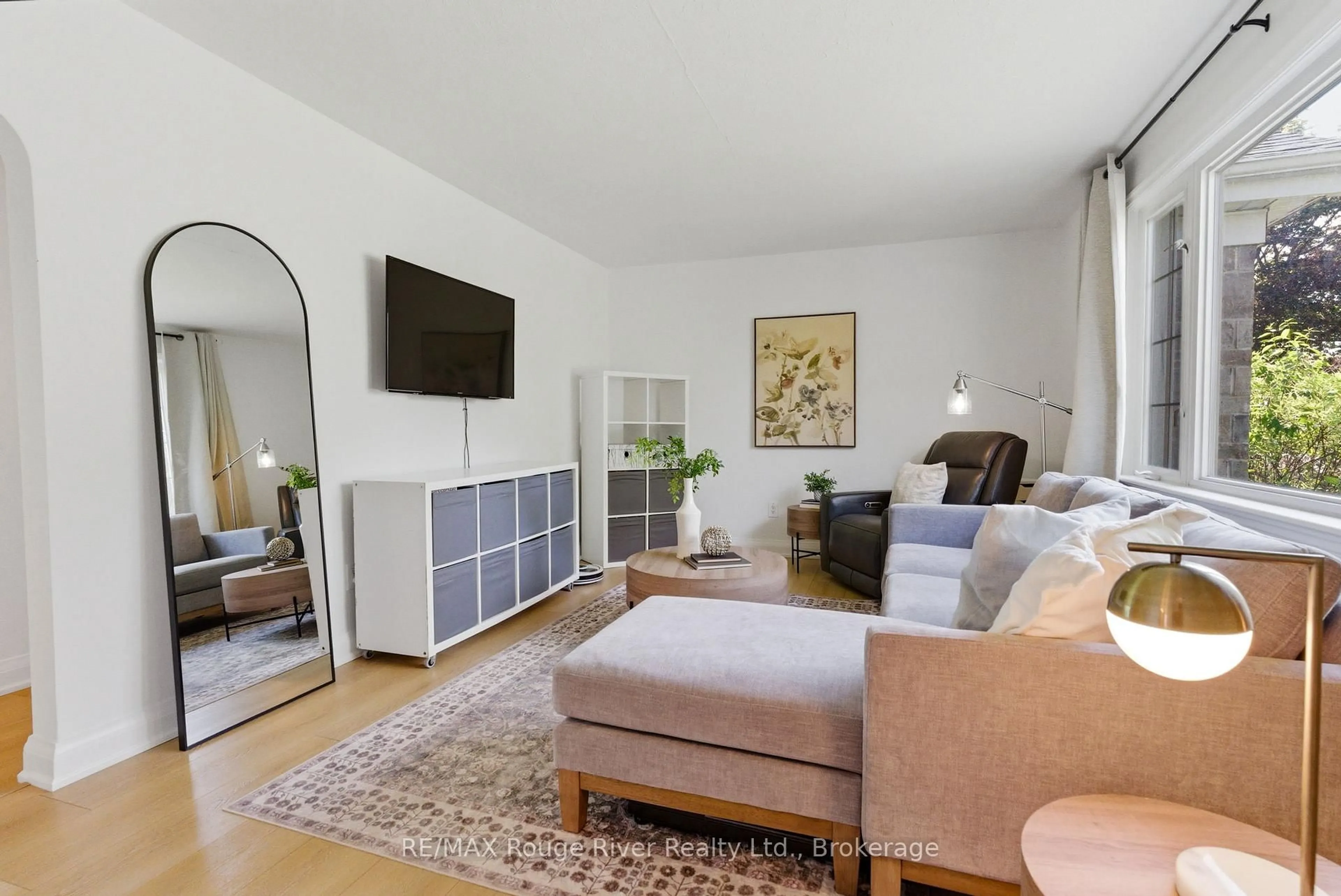 Living room with furniture, unknown for 897 Parklane Ave, Oshawa Ontario L1G 1N7