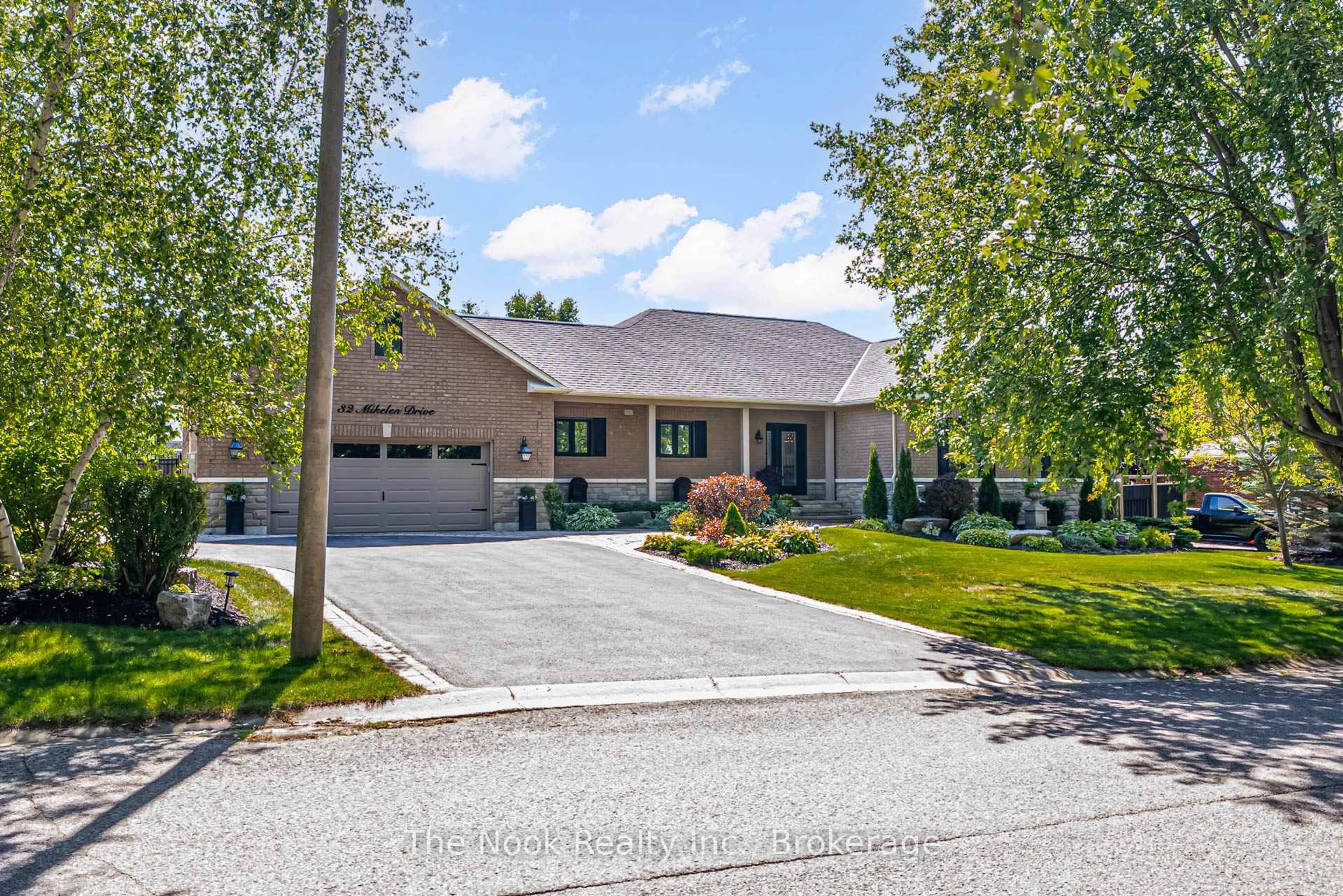 Home with brick exterior material, street for 32 Mikelen Dr, Scugog Ontario L9L 1V1
