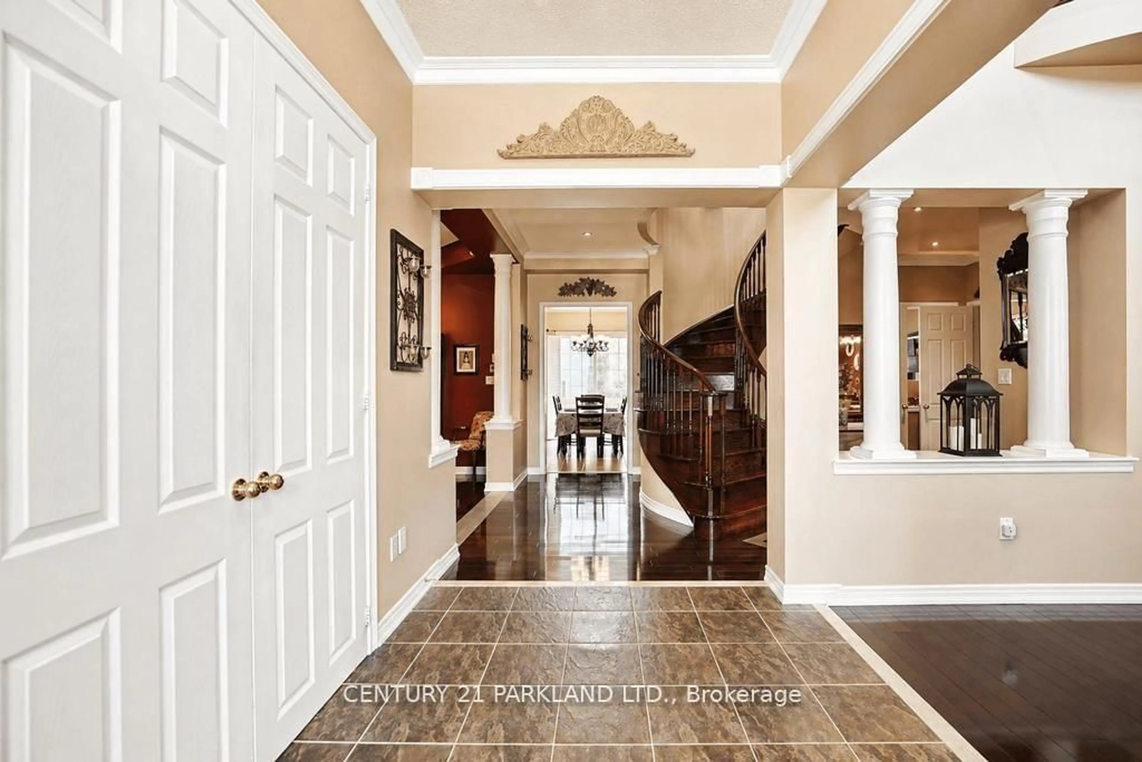 Indoor entryway for 2020 Solar Pl, Oshawa Ontario L1L 0A4