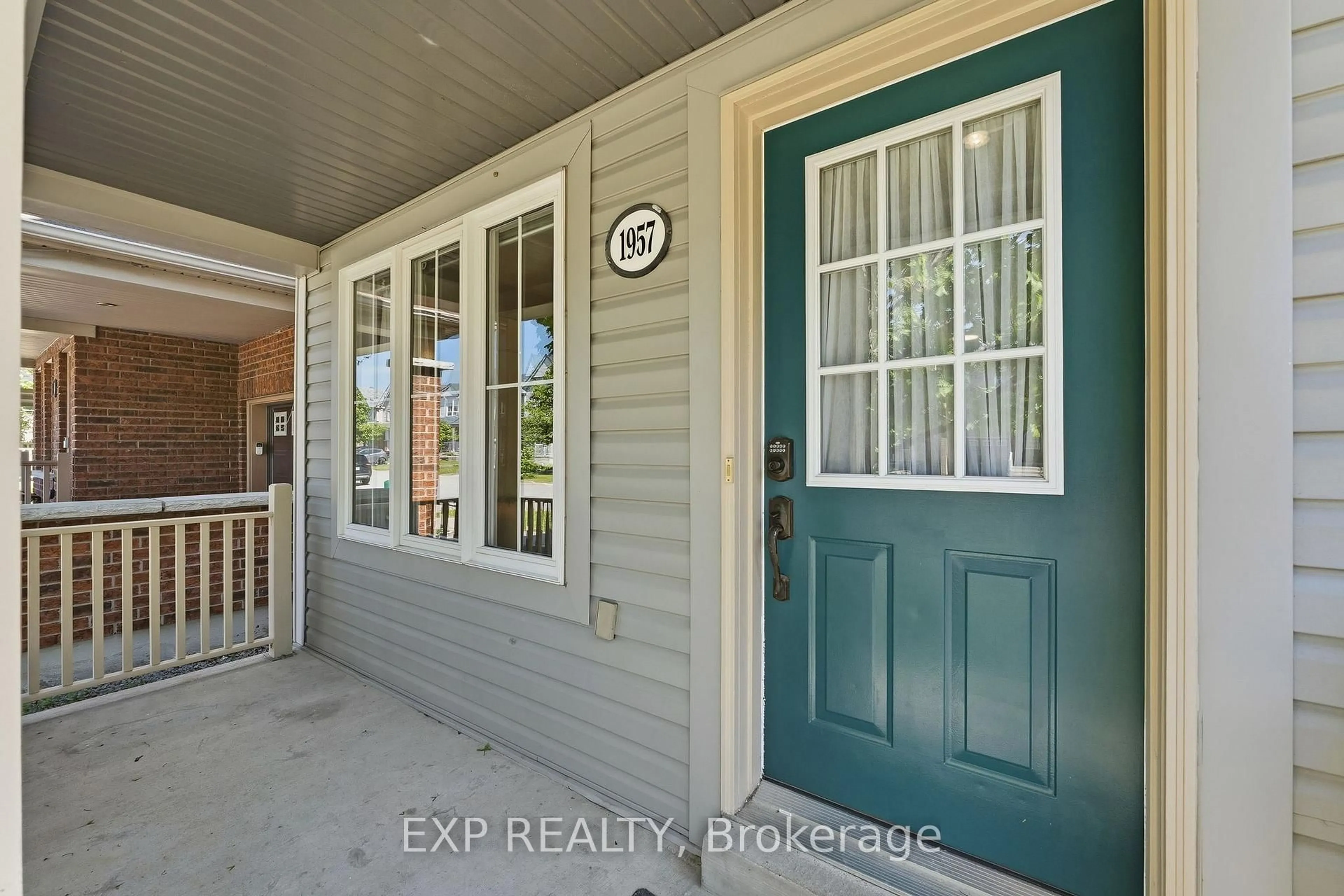 Indoor entryway for 1957 Secretariat Pl, Oshawa Ontario L1L 1C7