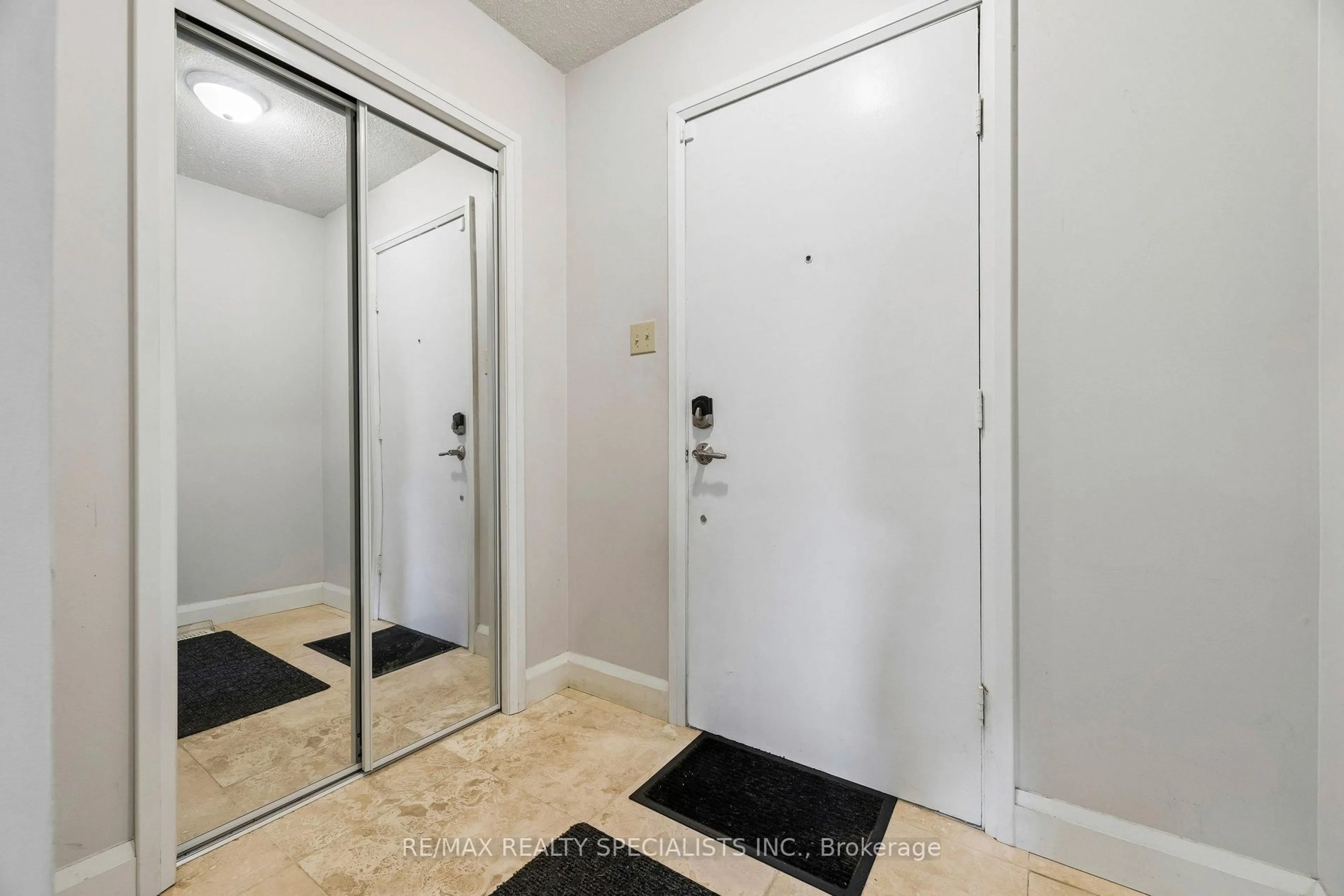 Indoor entryway for 580 Eyer Dr #72, Pickering Ontario L1W 3B7