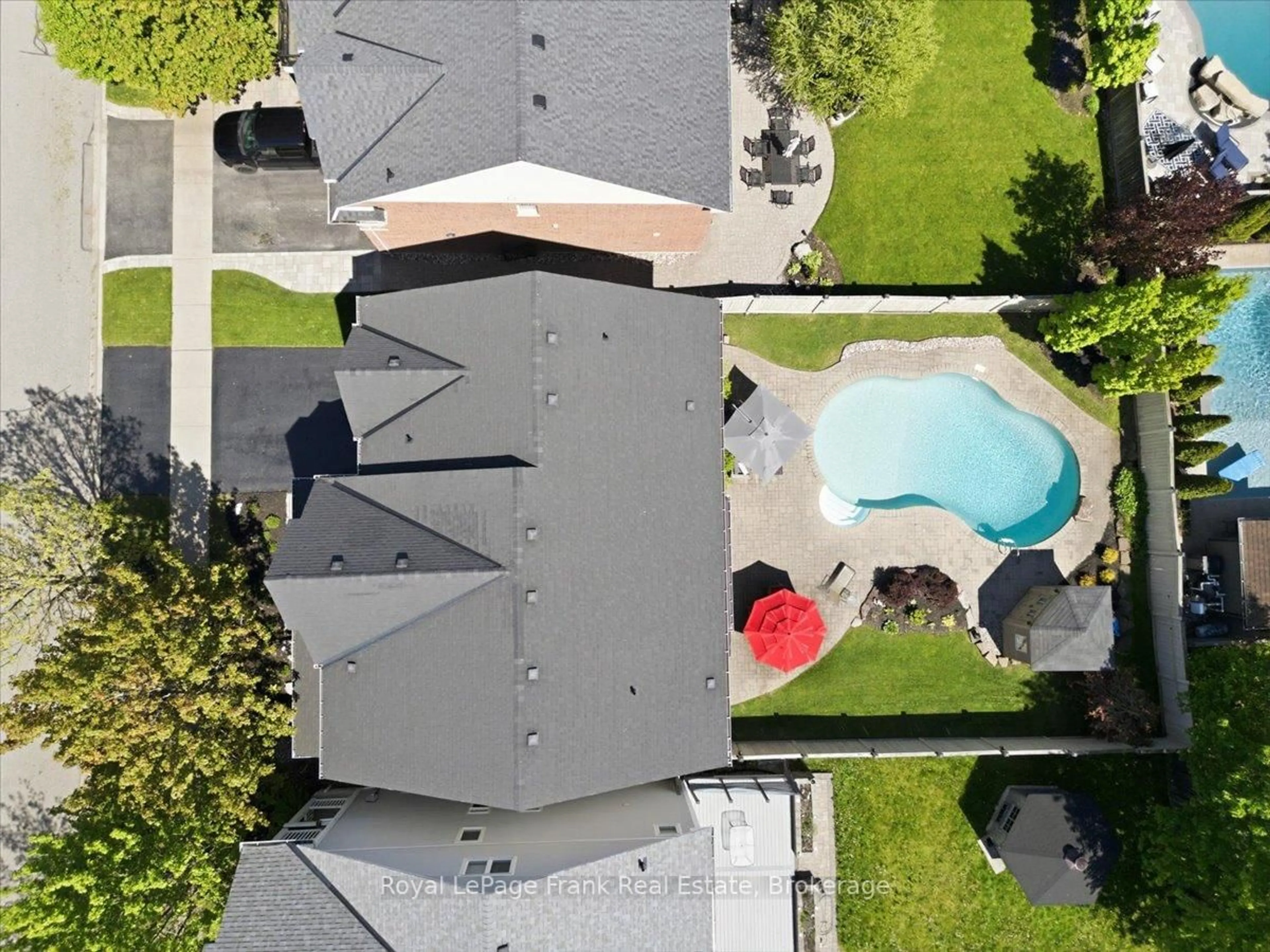 A pic from outside/outdoor area/front of a property/back of a property/a pic from drone, street for 15 Jordan Crt, Whitby Ontario L1M 0A4