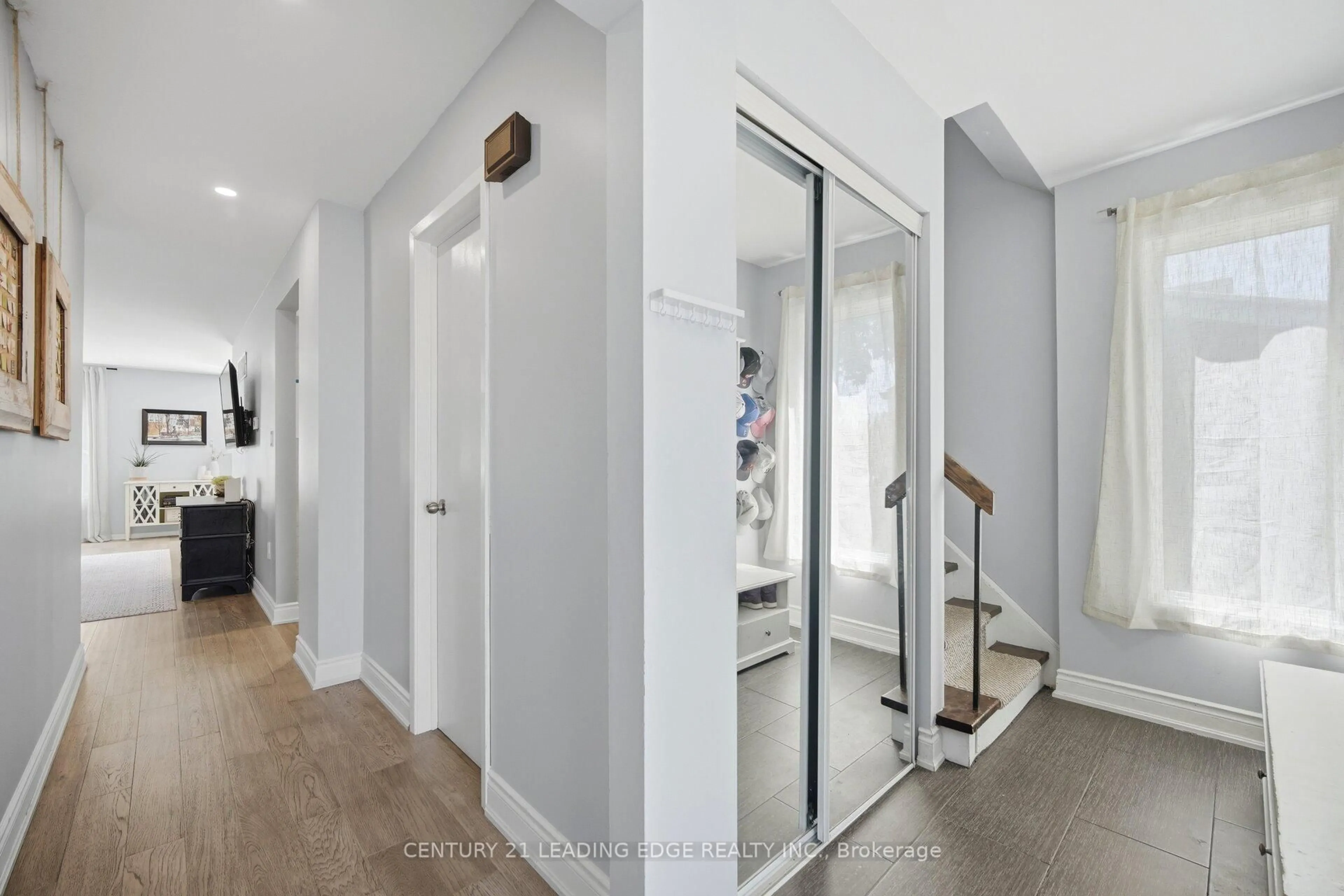 Indoor entryway for 1931 Malden Cres, Pickering Ontario L1V 3G6