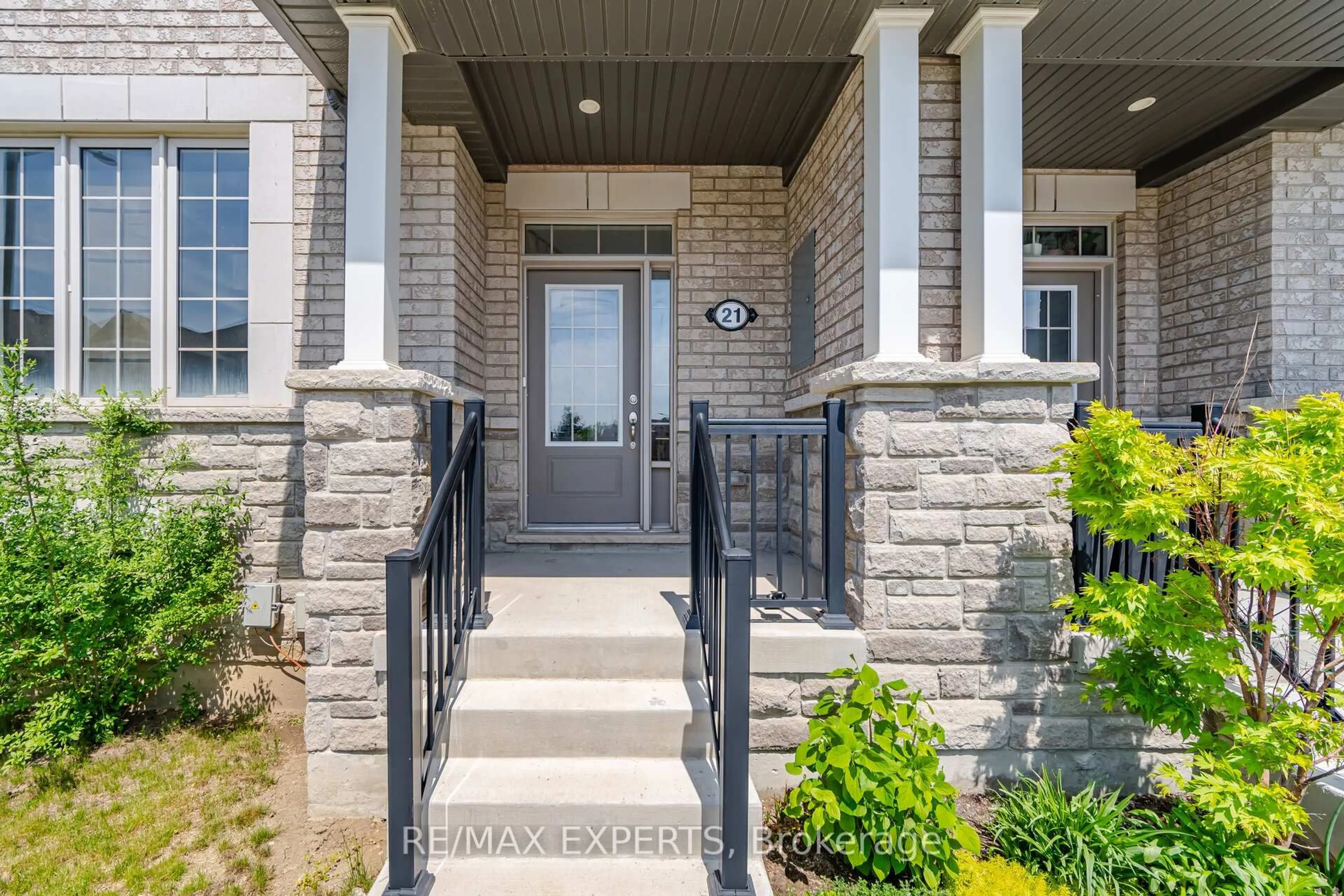Indoor entryway for 21 Hornchurch St, Whitby Ontario L1P 0J3