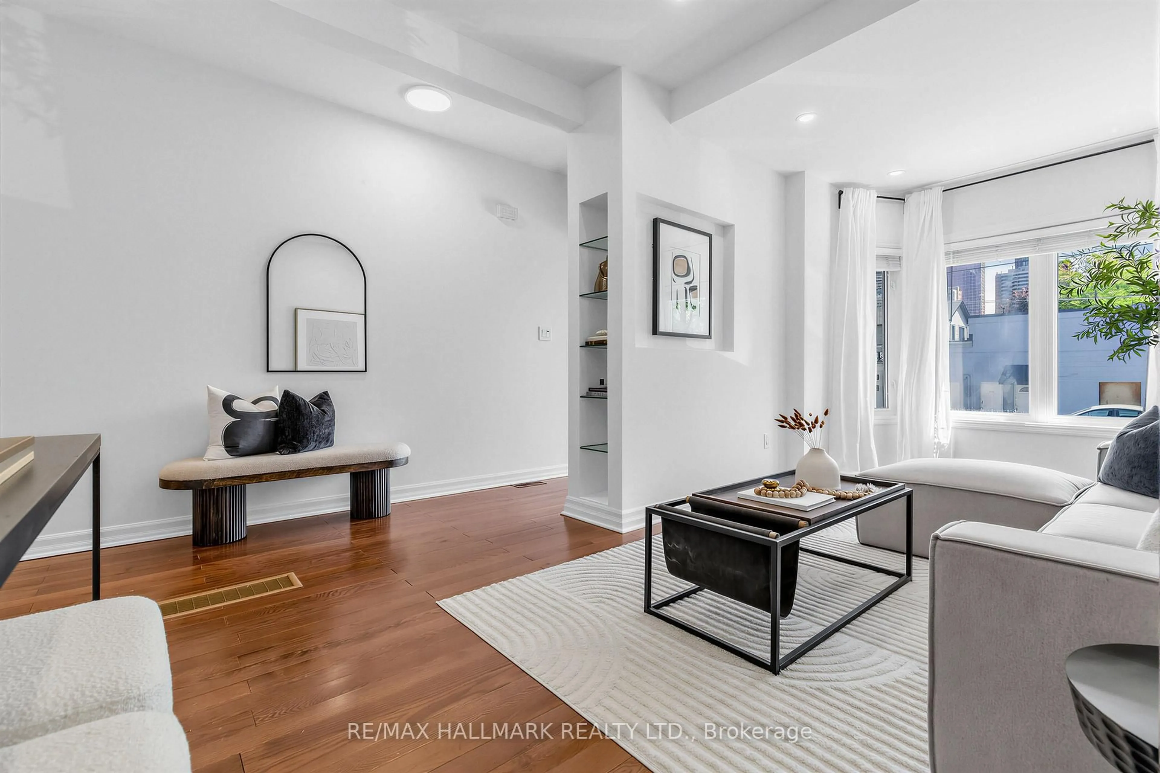 Indoor entryway for 62 Doncaster Ave, Toronto Ontario M4C 1Y8