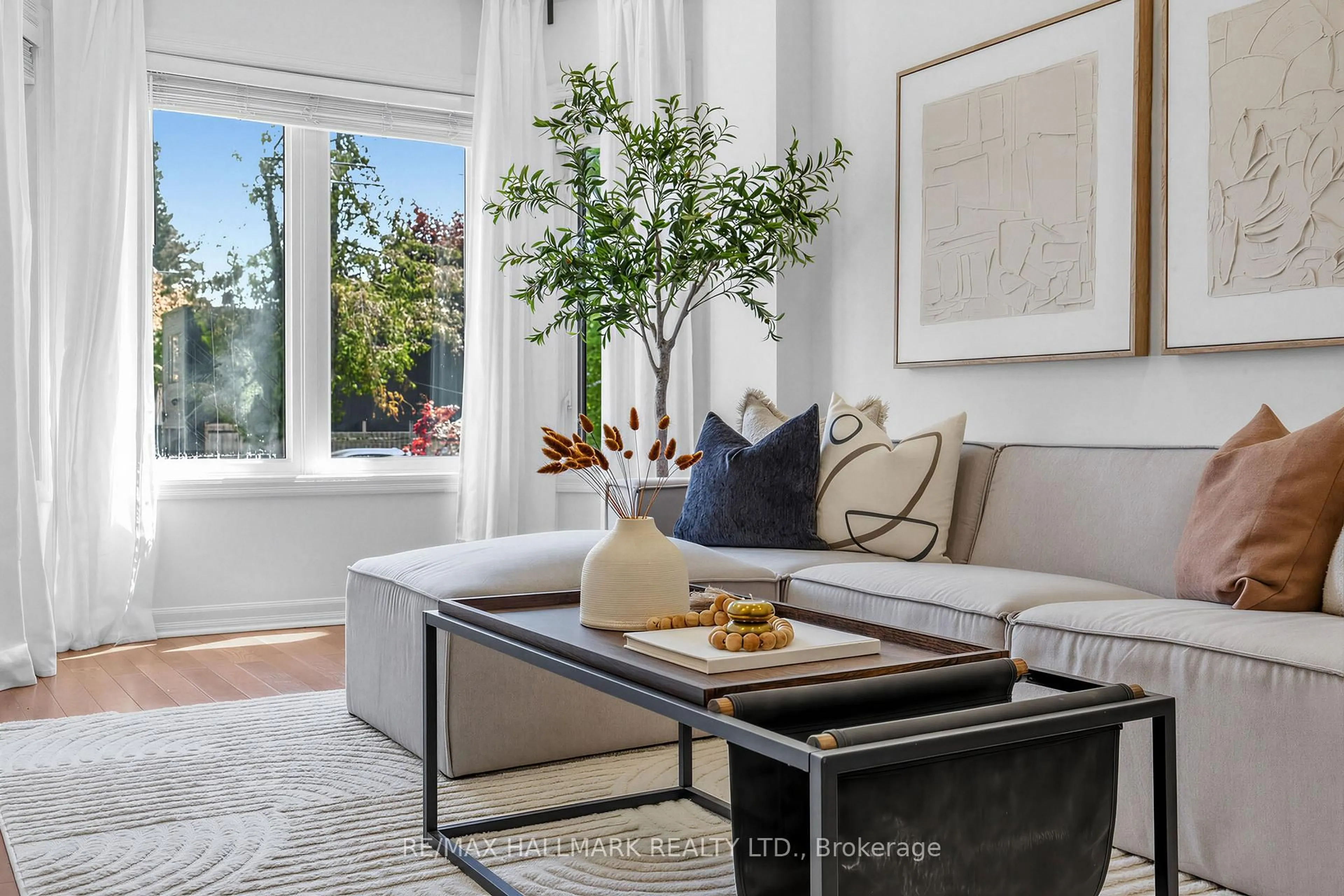 Living room with furniture, unknown for 62 Doncaster Ave, Toronto Ontario M4C 1Y8