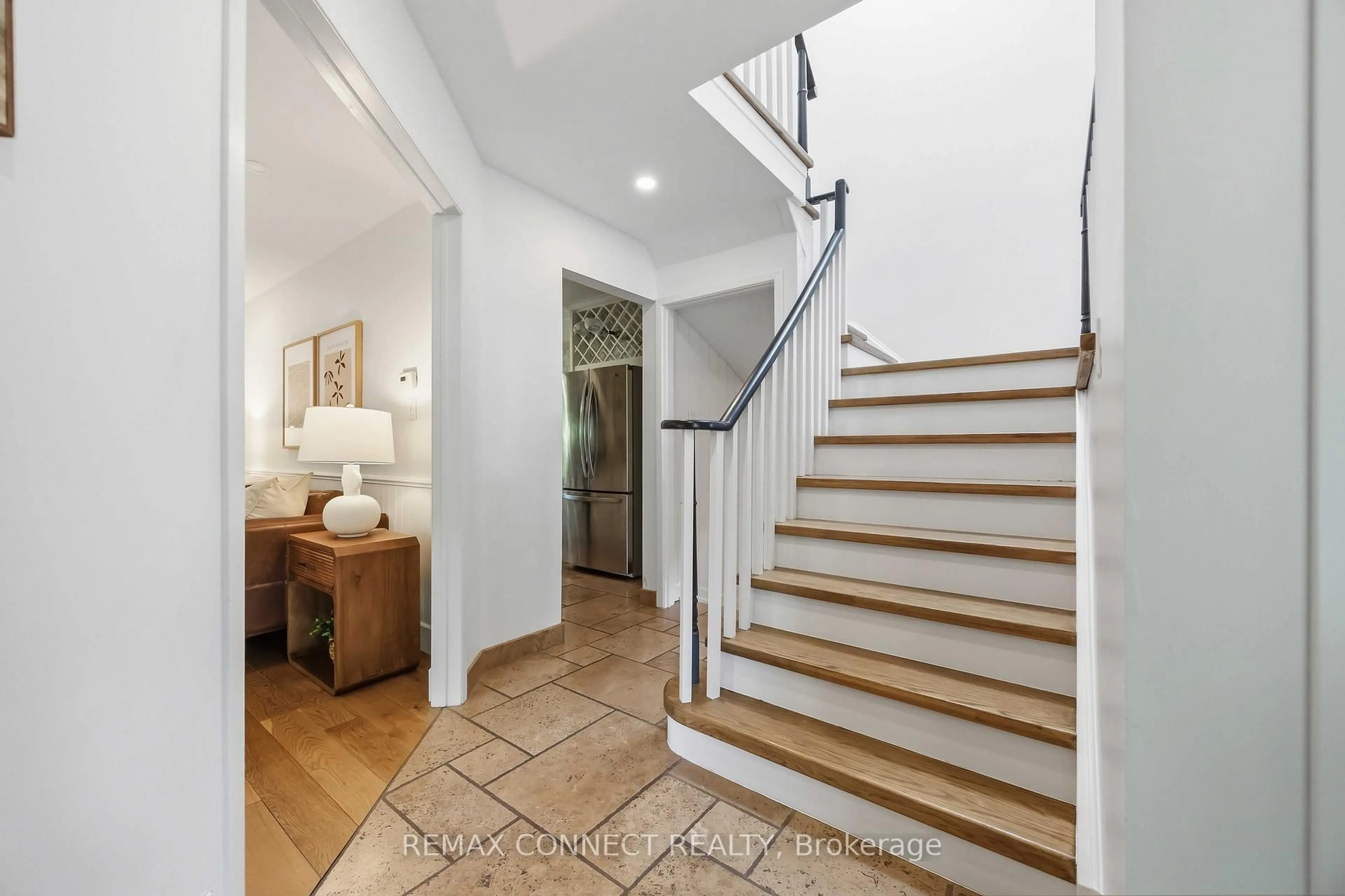 Indoor entryway for 64 Coalport Dr, Toronto Ontario M1N 4B7