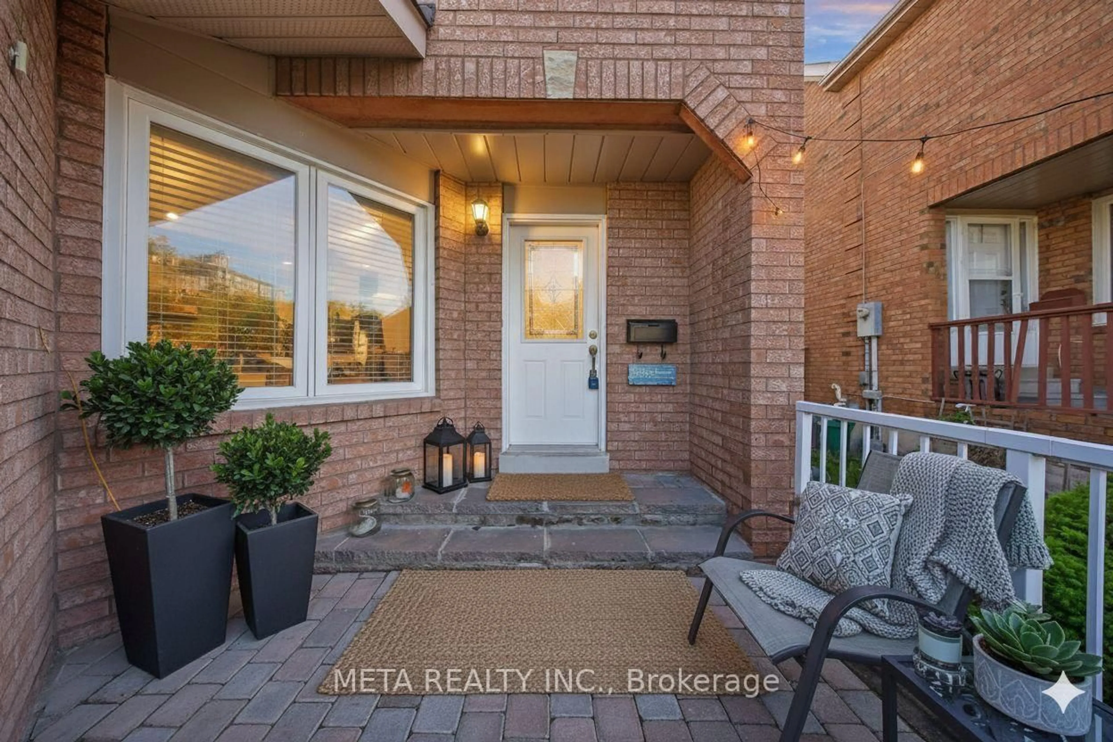 Indoor entryway for 12 Heaver Dr, Whitby Ontario L1N 8X2