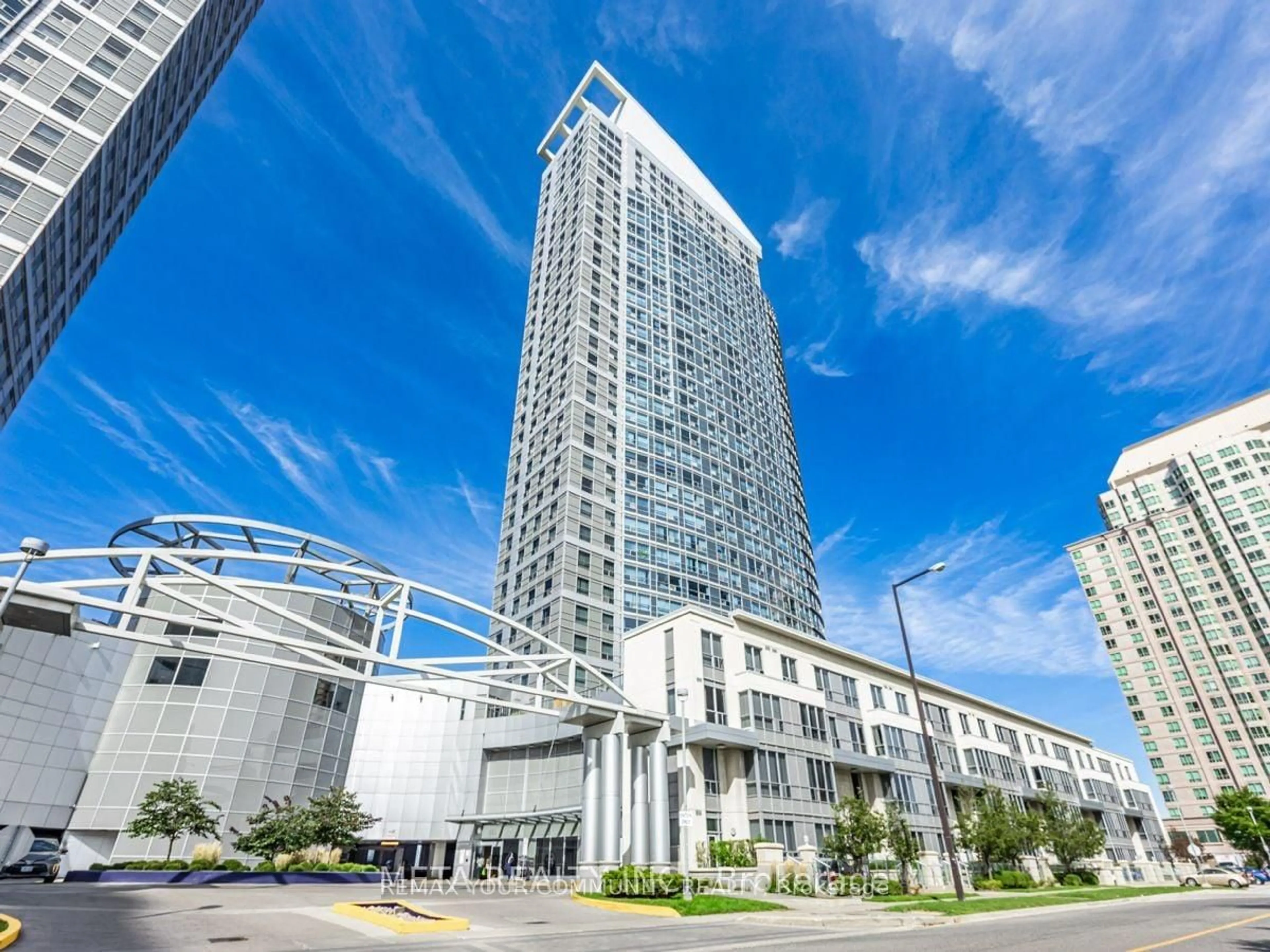 Indoor foyer for 38 Lee Centre Dr #3002, Toronto Ontario M1H 3J7