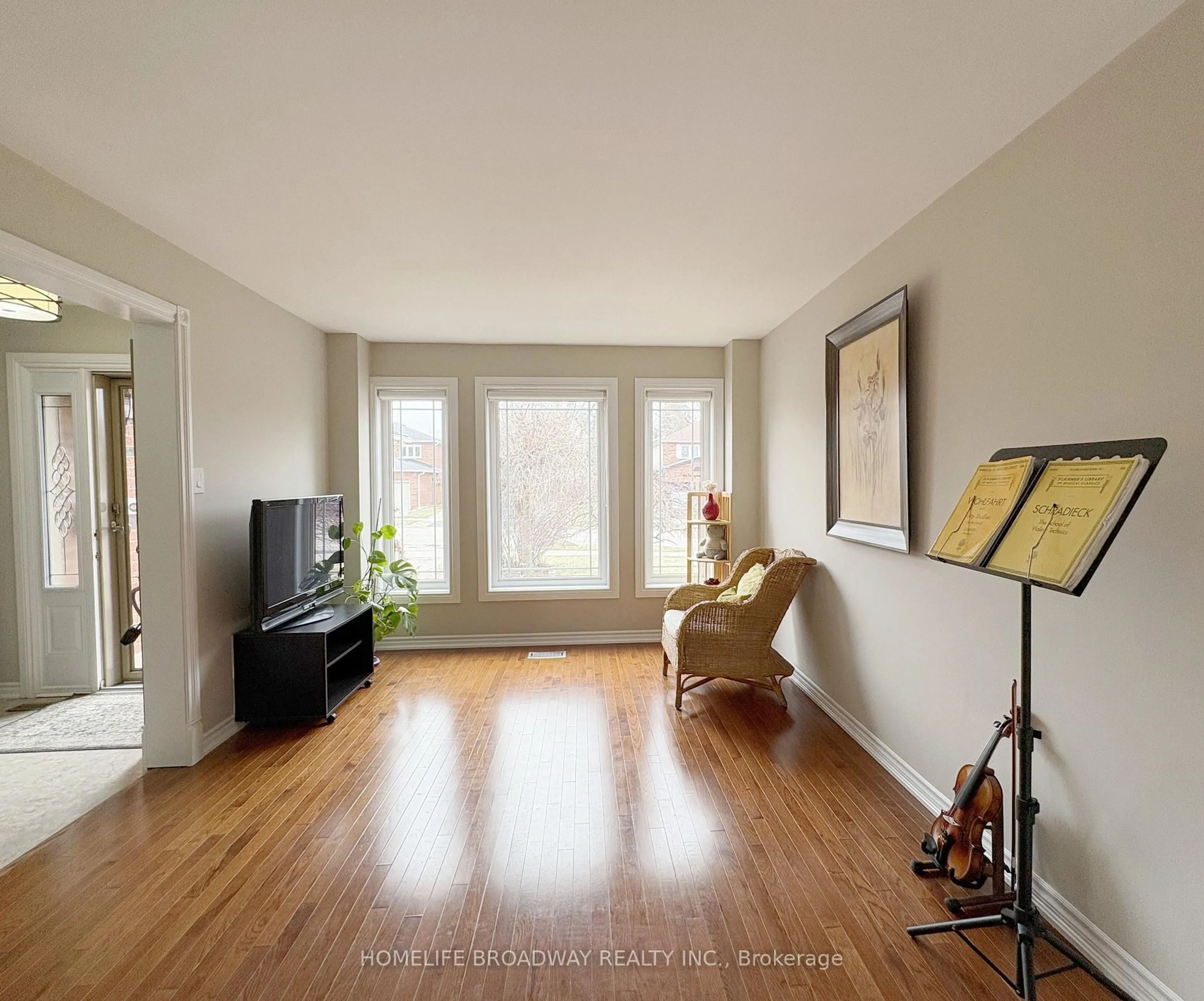 Living room with furniture, wood/laminate floor for 50 Fallingbrook St, Whitby Ontario L1R 1L8