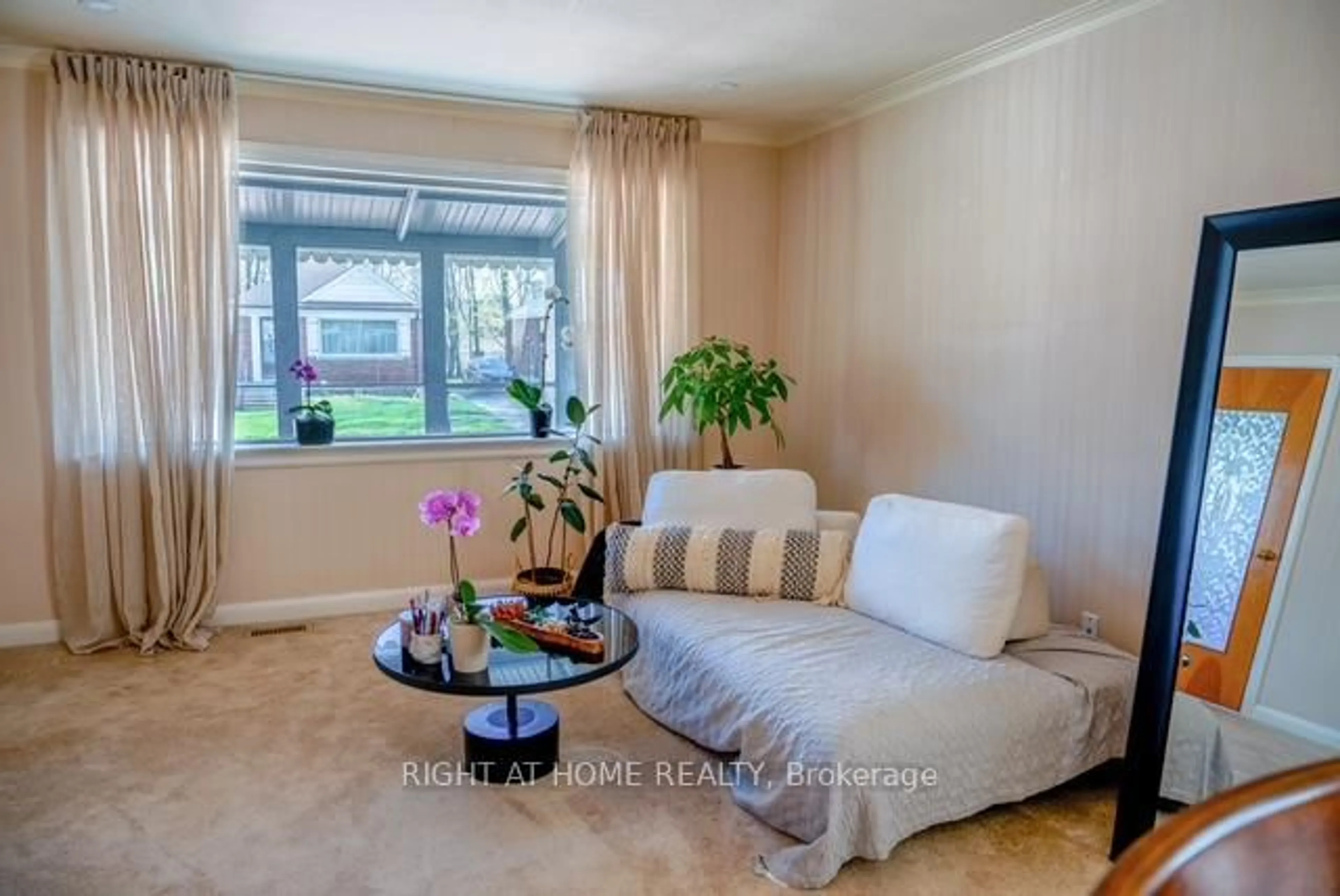 Living room with furniture, unknown for 148 Glen Albert Dr, Toronto Ontario M4B 1J3