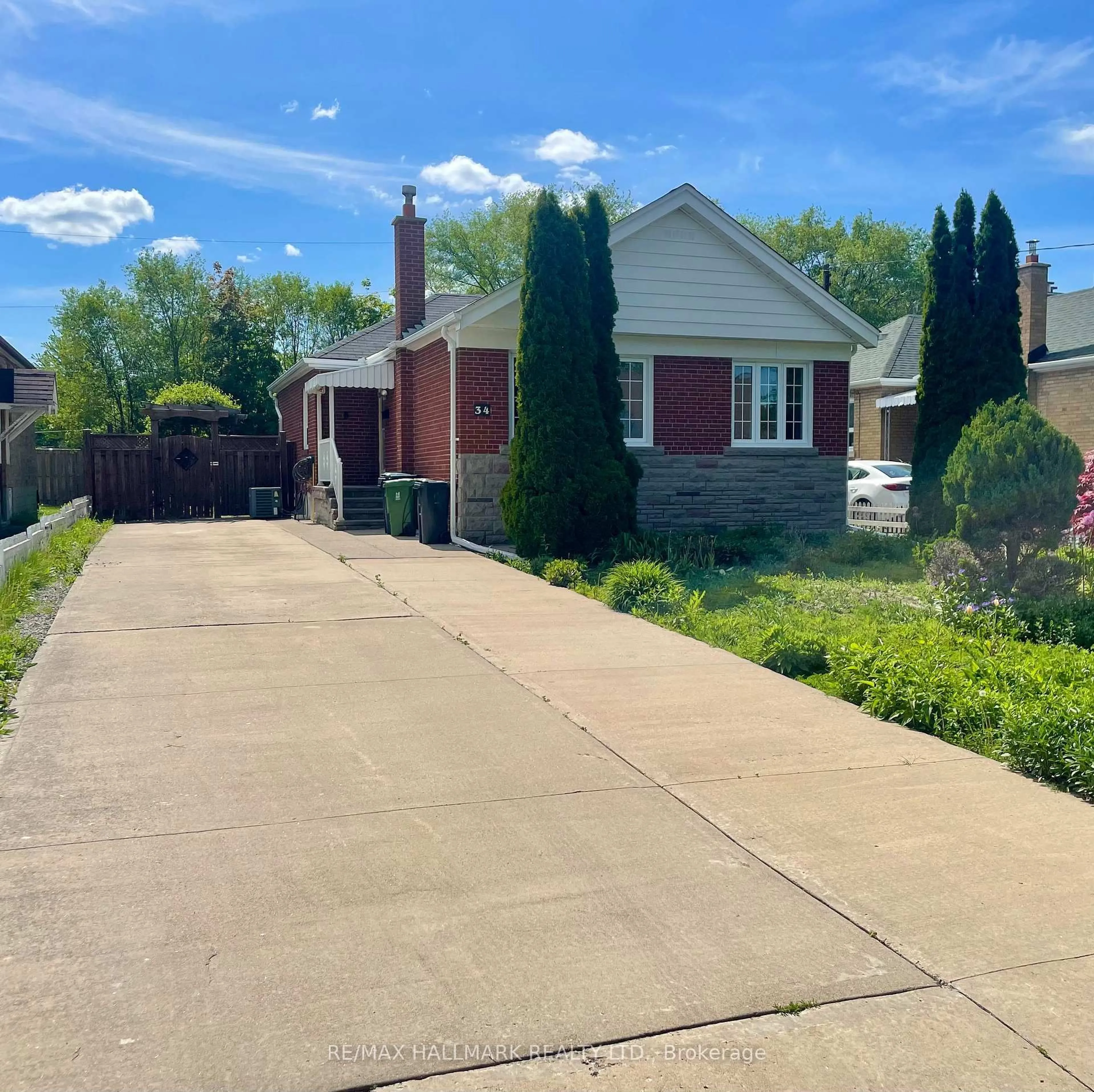 A pic from outside/outdoor area/front of a property/back of a property/a pic from drone, street for 34 Greylawn Cres, Toronto Ontario M1R 2V6