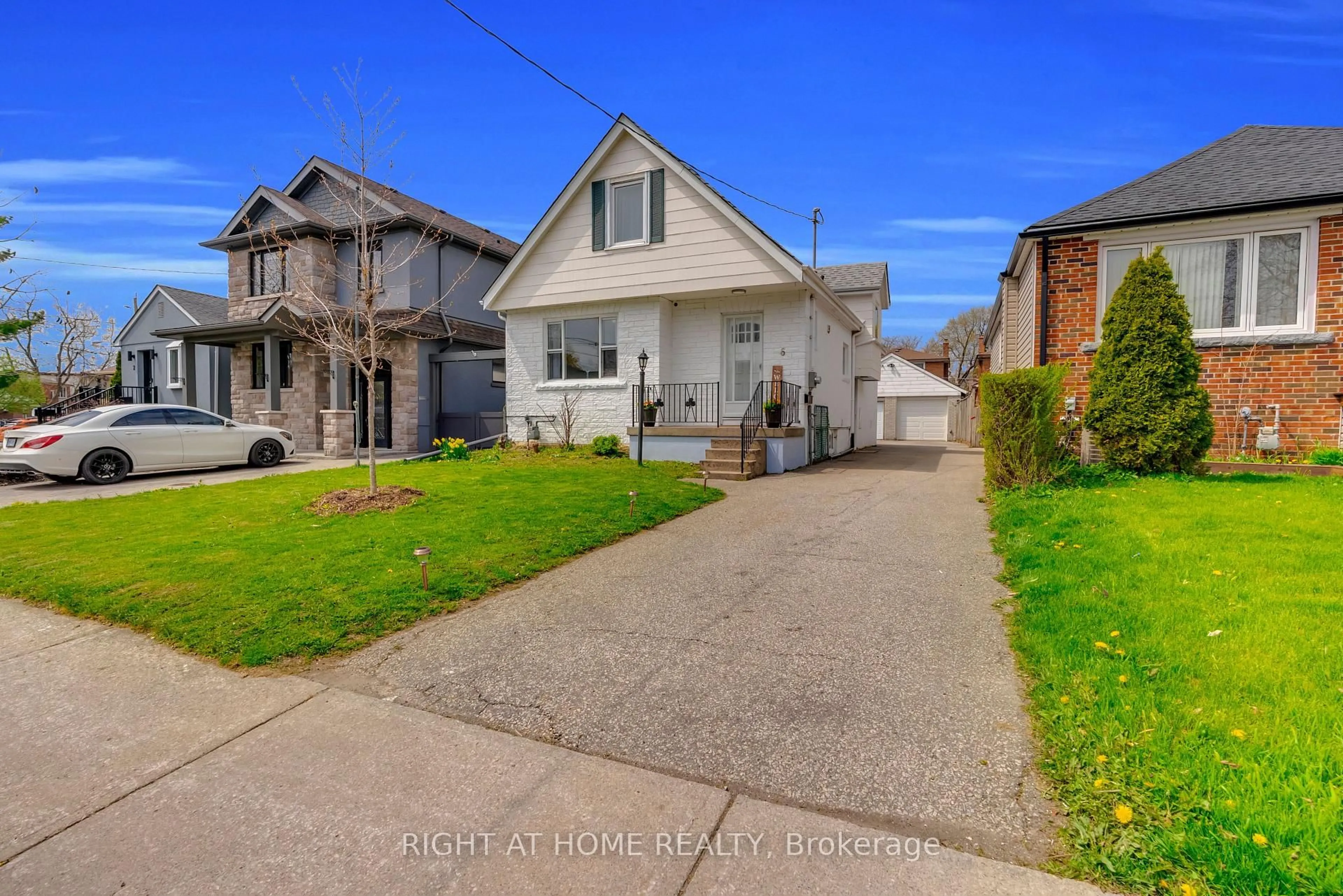 A pic from outside/outdoor area/front of a property/back of a property/a pic from drone, street for 6 Vanbrugh Ave, Toronto Ontario M1N 3S7