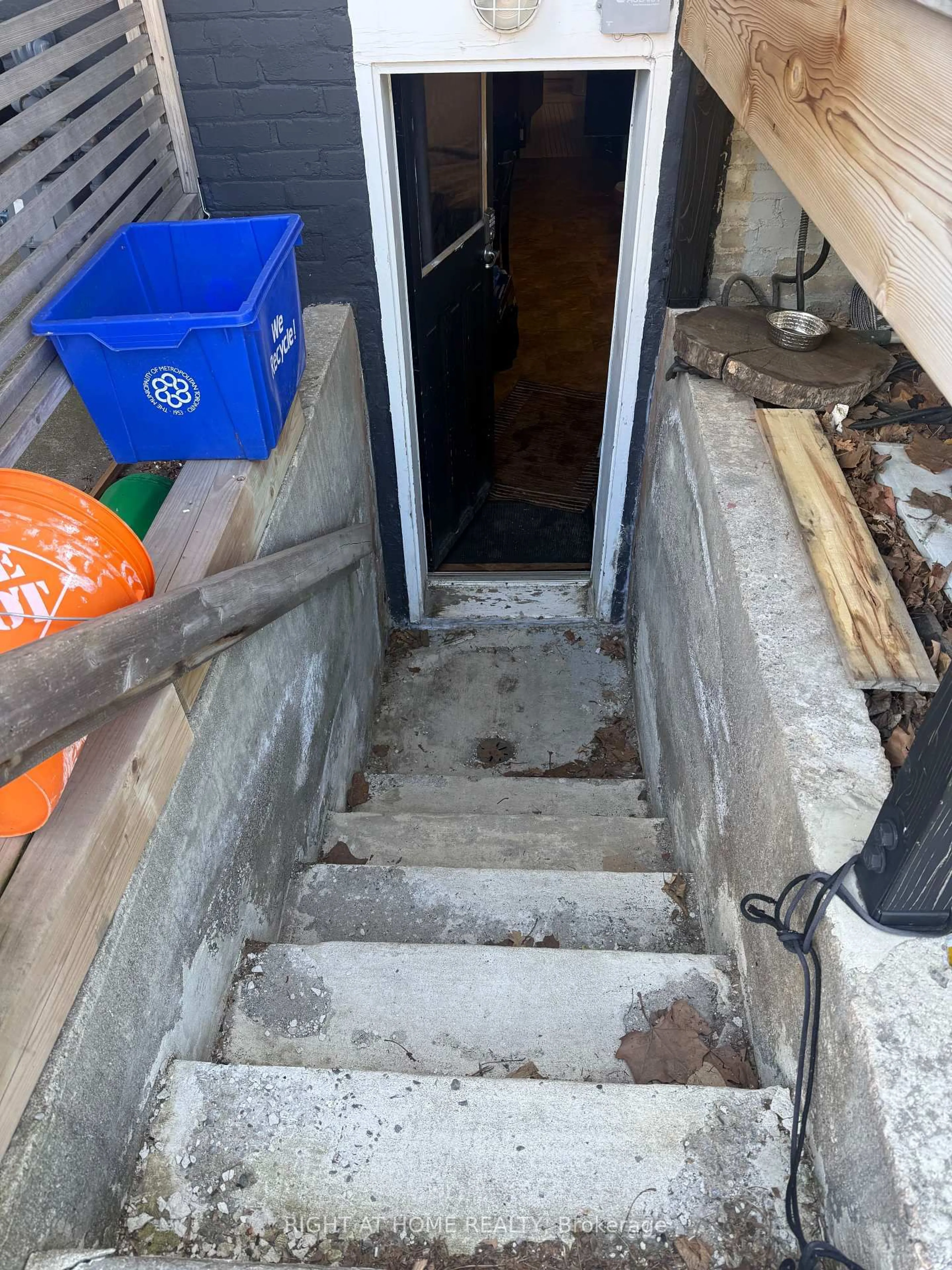 Stairs for 106 Donlands Ave, Toronto Ontario M4J 3P1