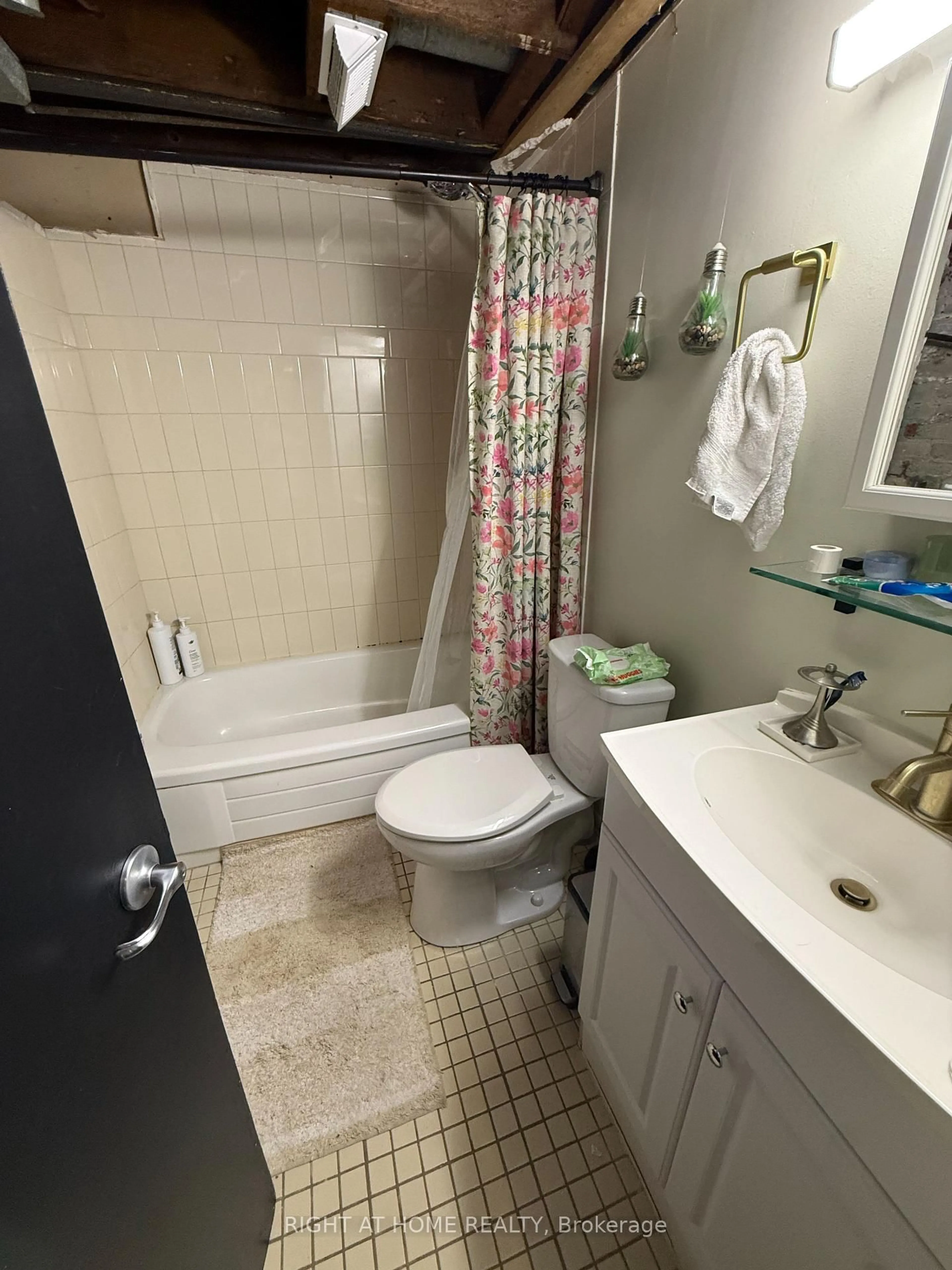 Standard bathroom, unknown for 106 Donlands Ave, Toronto Ontario M4J 3P1