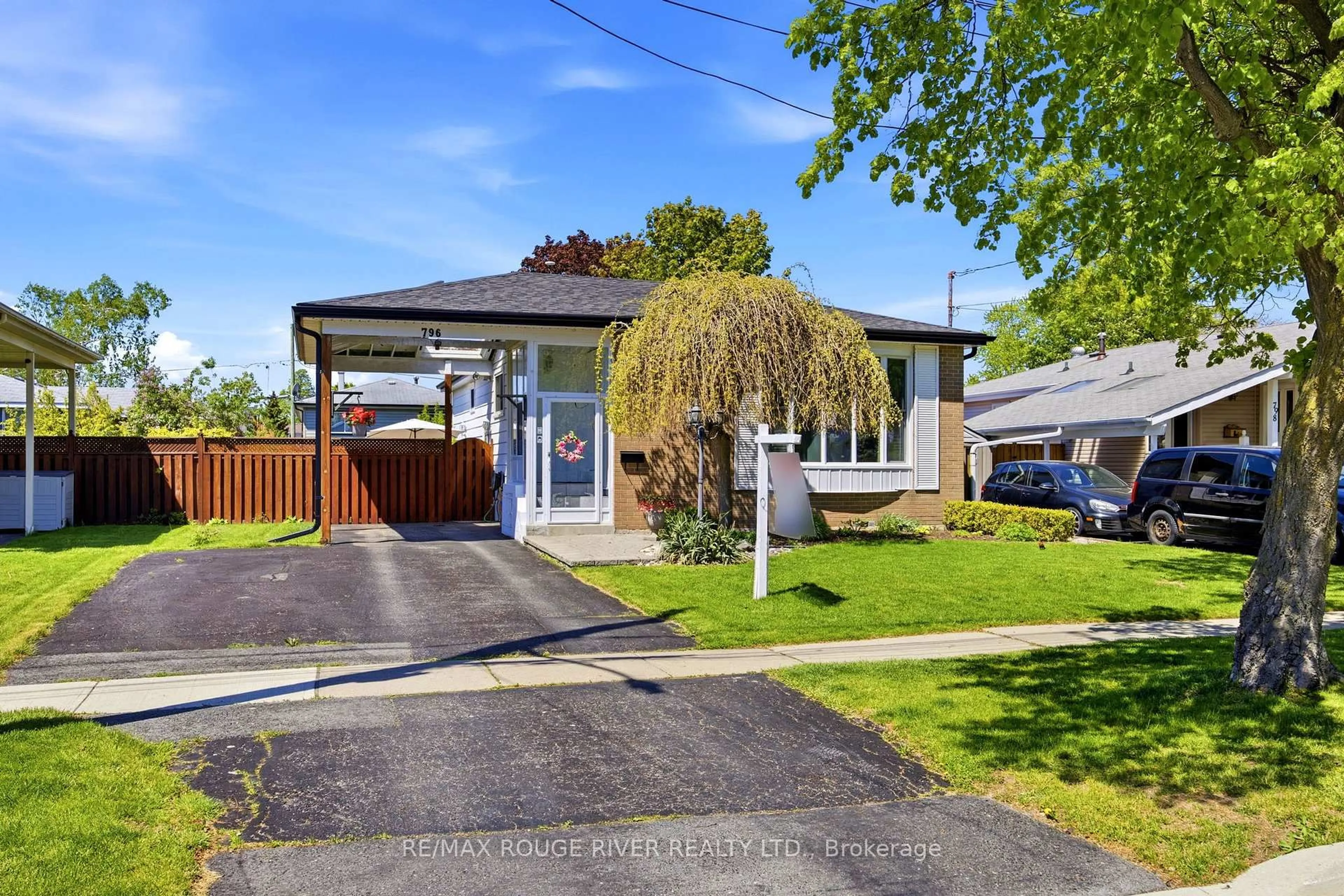 A pic from outside/outdoor area/front of a property/back of a property/a pic from drone, street for 796 Batory Ave, Pickering Ontario L1W 2W3