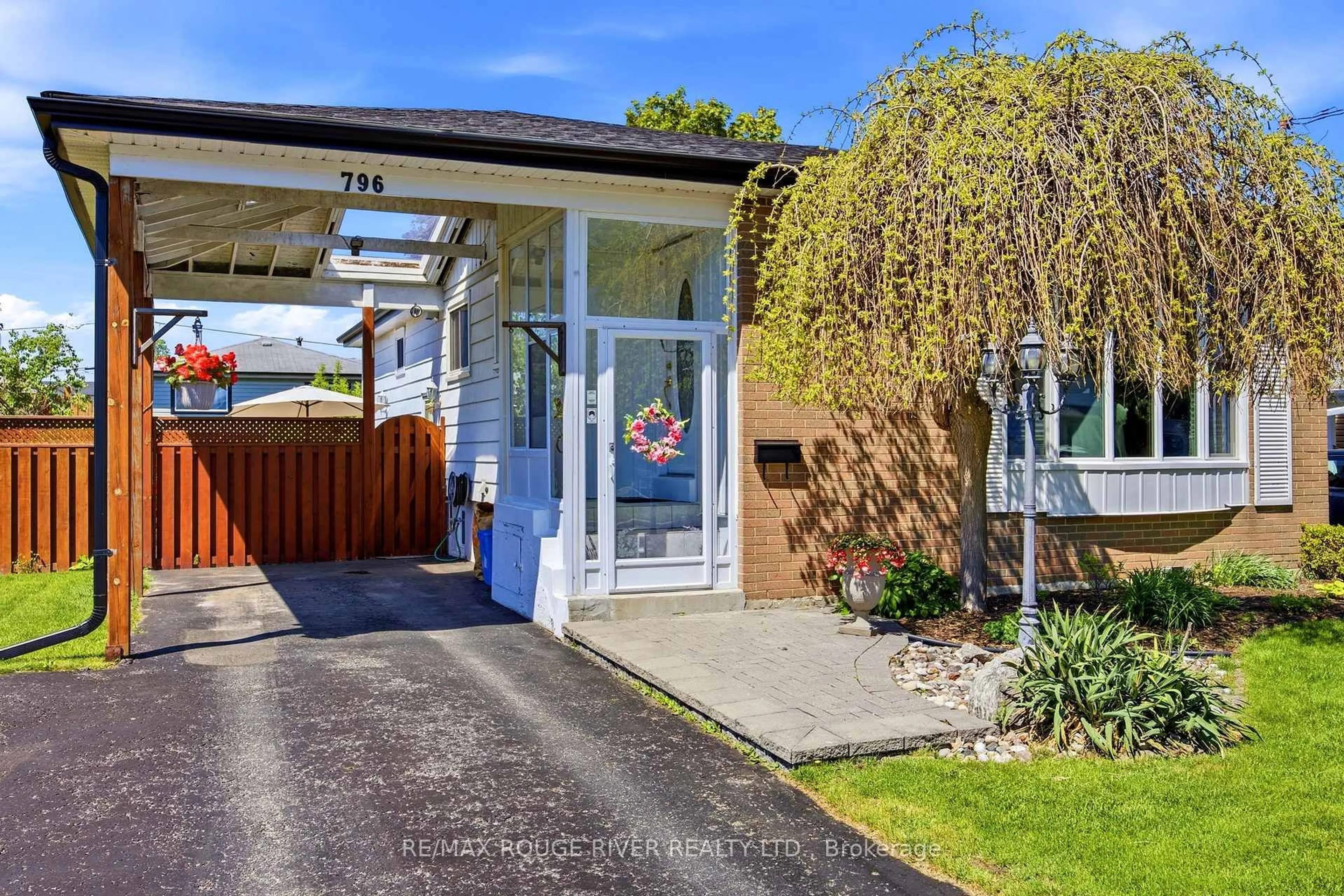 A pic from outside/outdoor area/front of a property/back of a property/a pic from drone, street for 796 Batory Ave, Pickering Ontario L1W 2W3