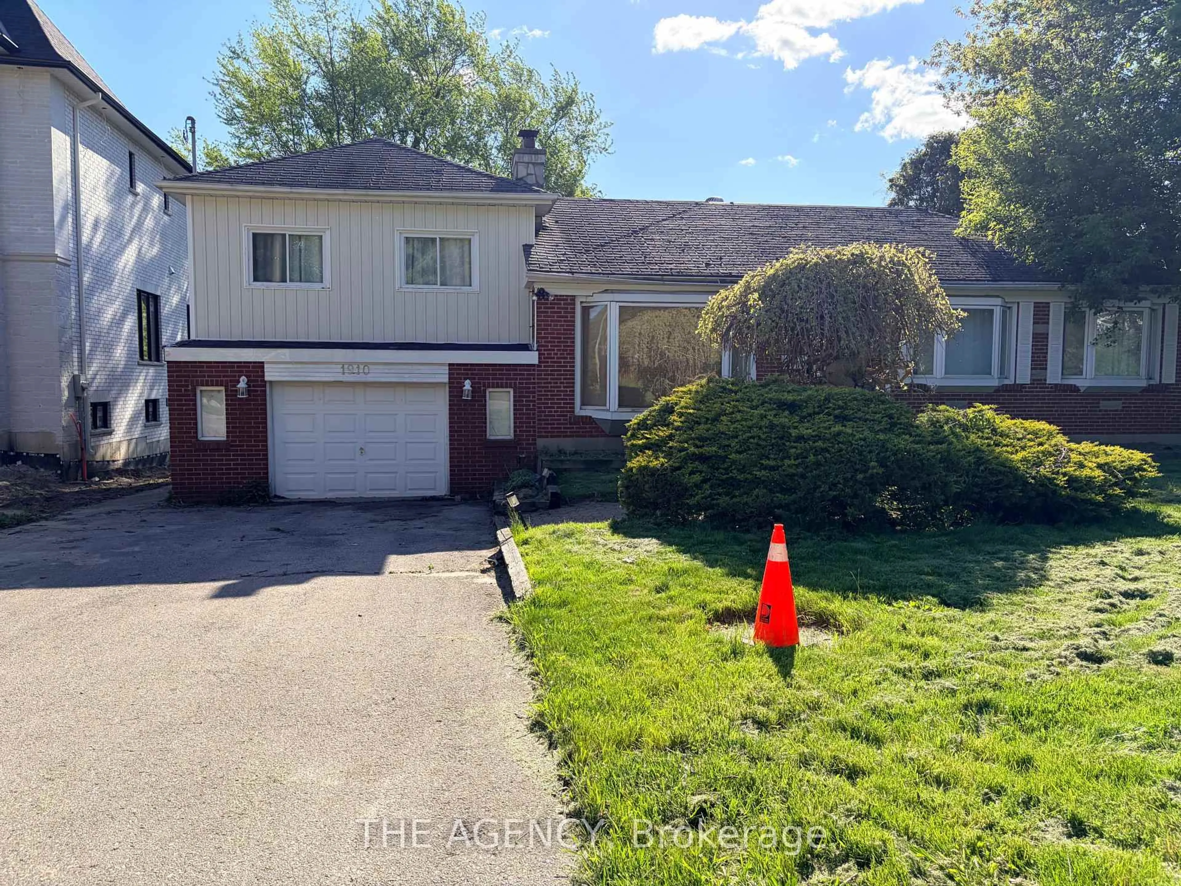 A pic from outside/outdoor area/front of a property/back of a property/a pic from drone, street for 1910 Glendale Dr, Pickering Ontario L1V 1V7