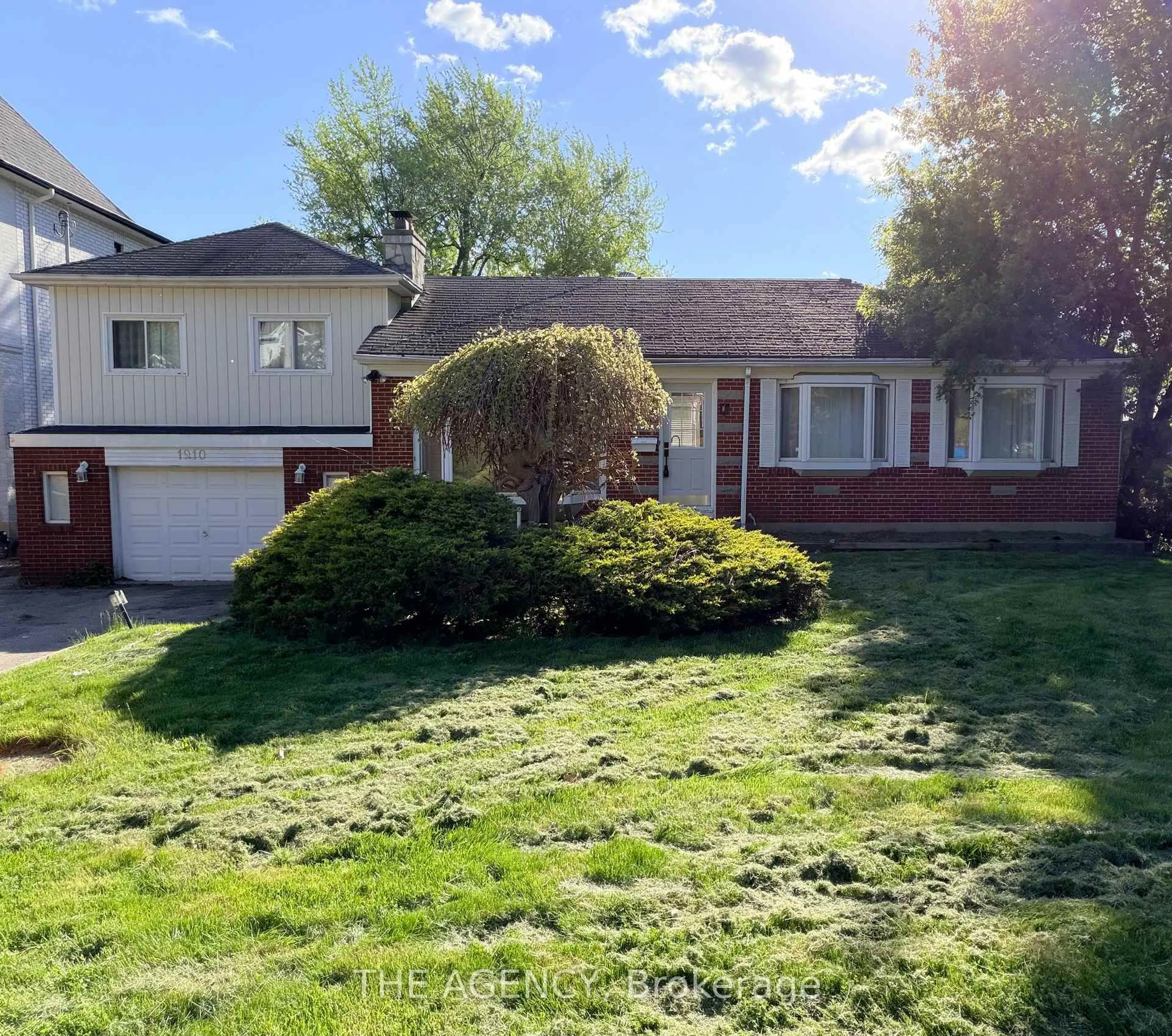 A pic from outside/outdoor area/front of a property/back of a property/a pic from drone, street for 1910 Glendale Dr, Pickering Ontario L1V 1V7