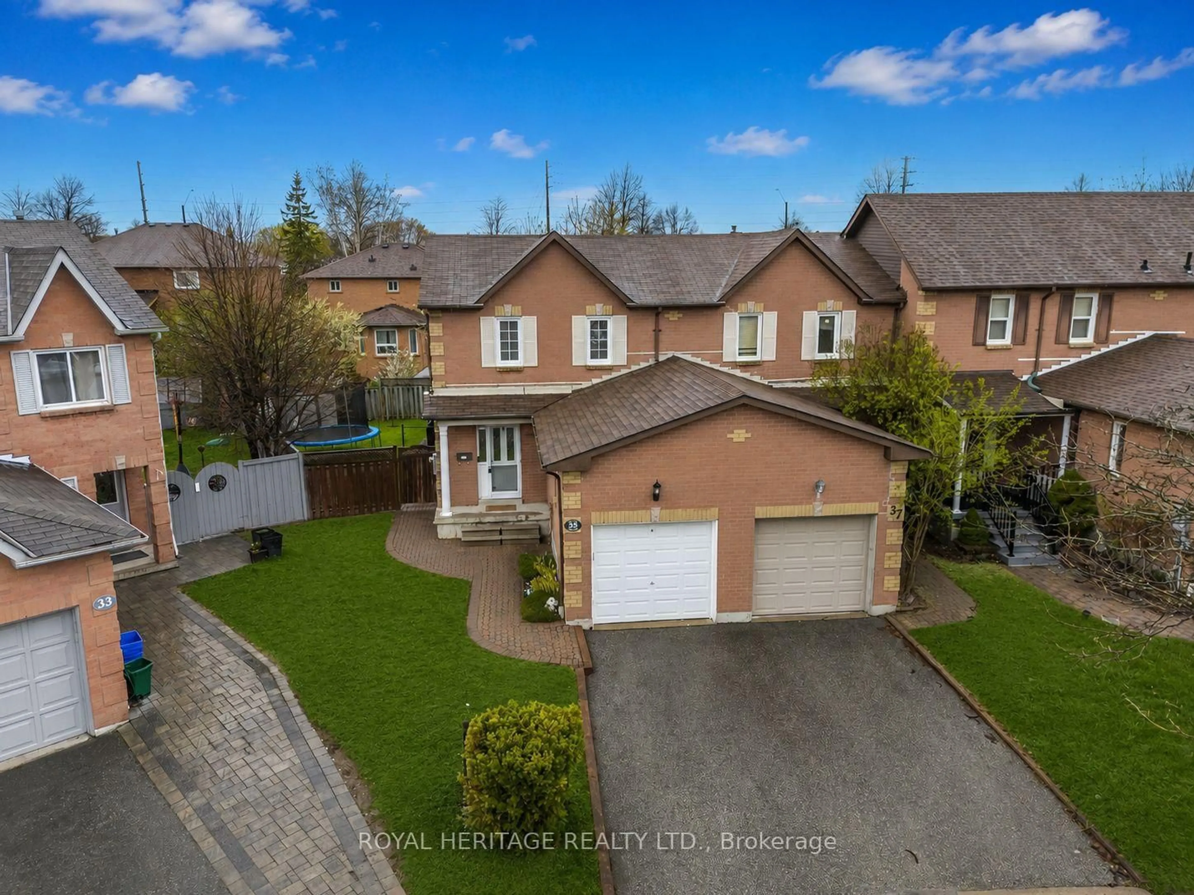 A pic from outside/outdoor area/front of a property/back of a property/a pic from drone, street for 35 Hughes Cres, Ajax Ontario L1T 3P9