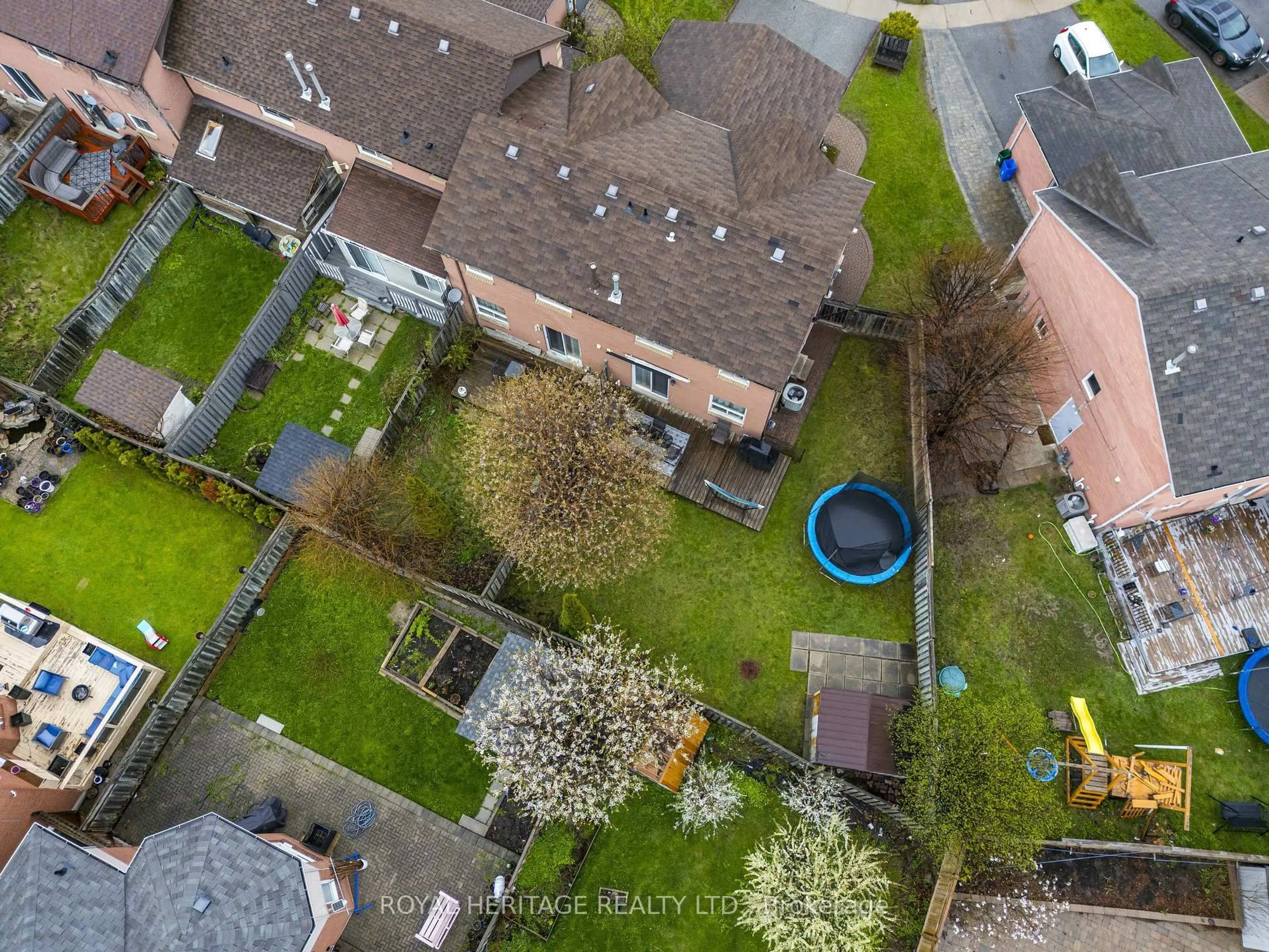 A pic from outside/outdoor area/front of a property/back of a property/a pic from drone, city buildings view from balcony for 35 Hughes Cres, Ajax Ontario L1T 3P9