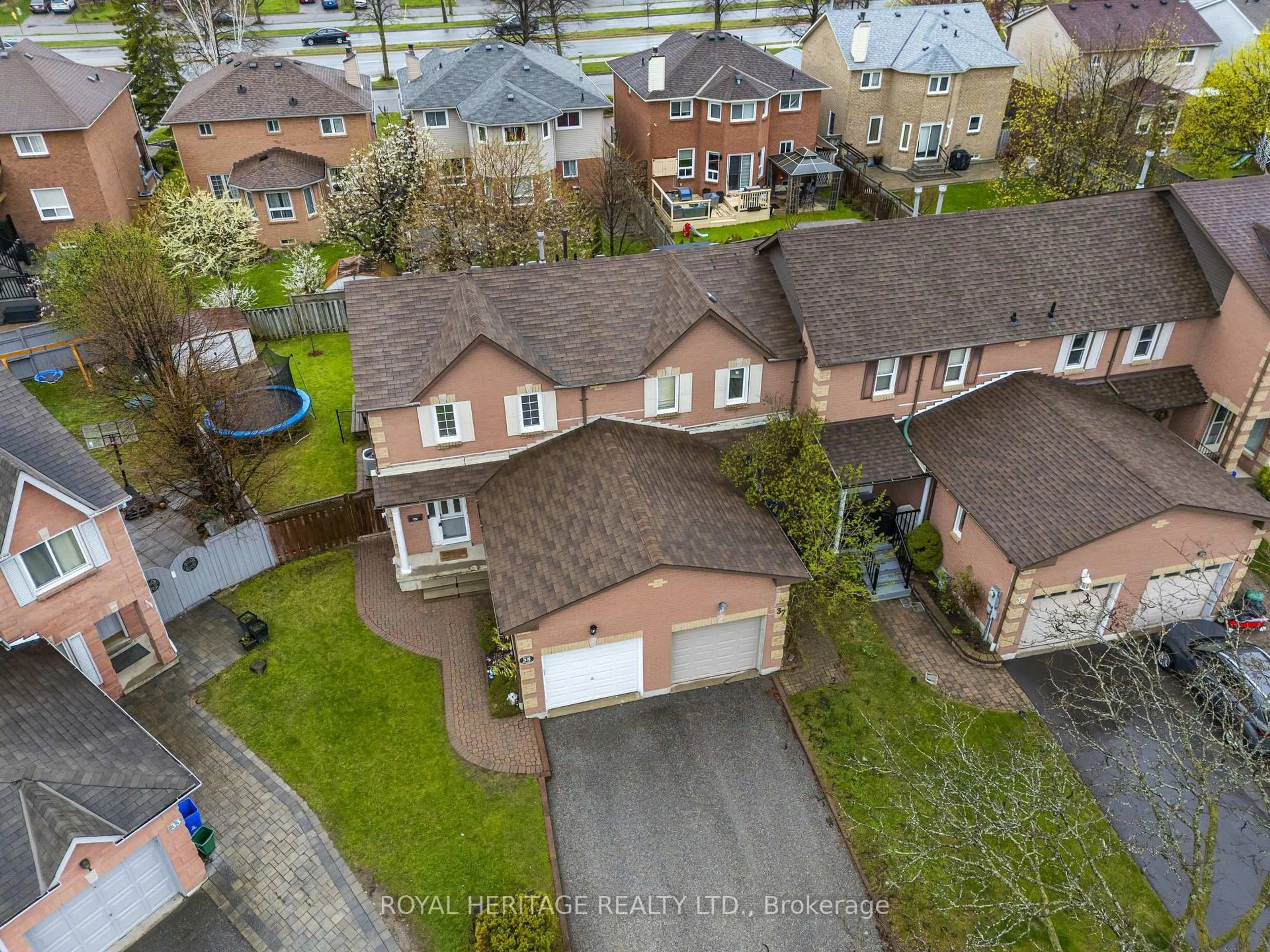 A pic from outside/outdoor area/front of a property/back of a property/a pic from drone, street for 35 Hughes Cres, Ajax Ontario L1T 3P9