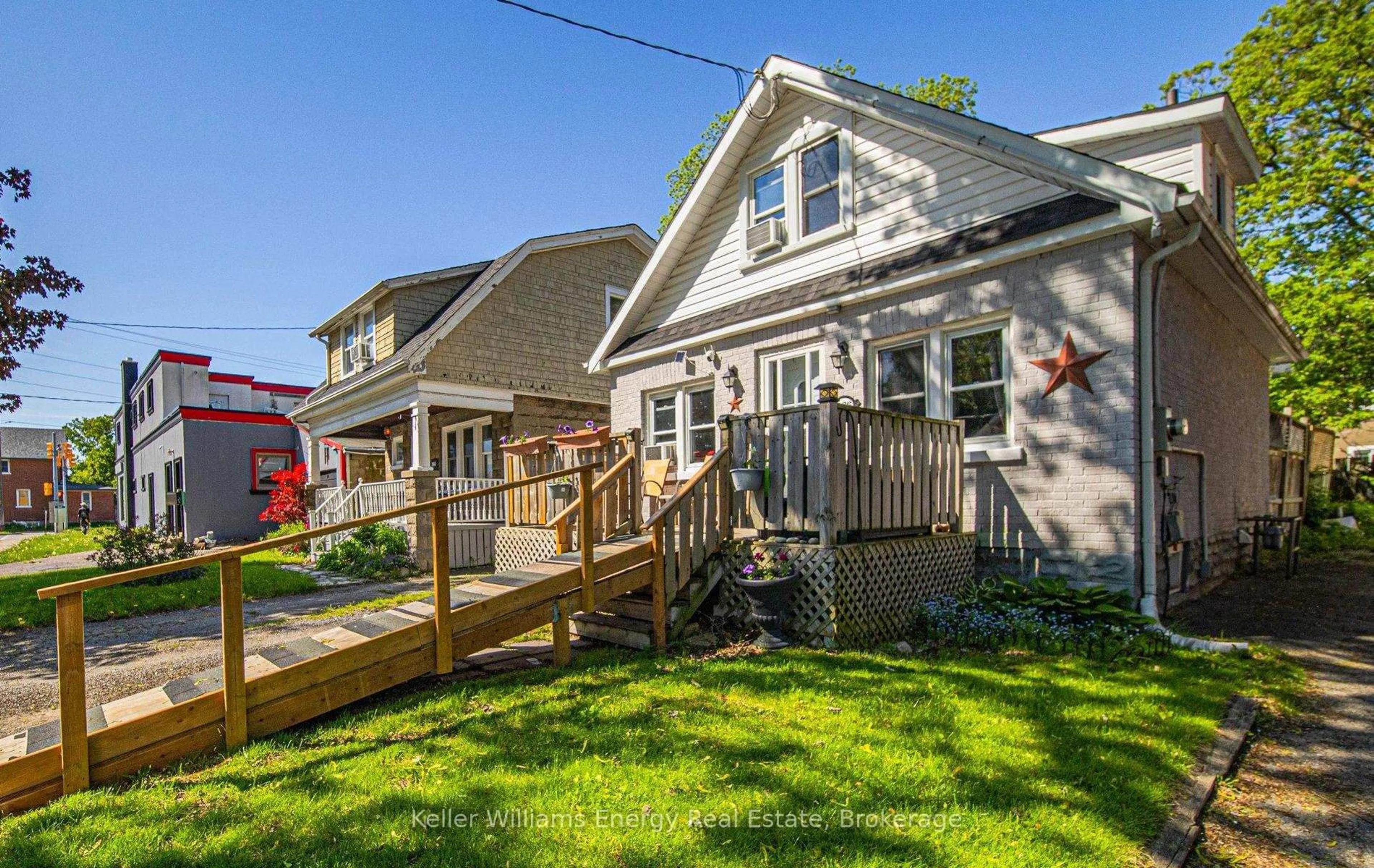 Patio, street for 266 Division St, Oshawa Ontario L1G 5M7