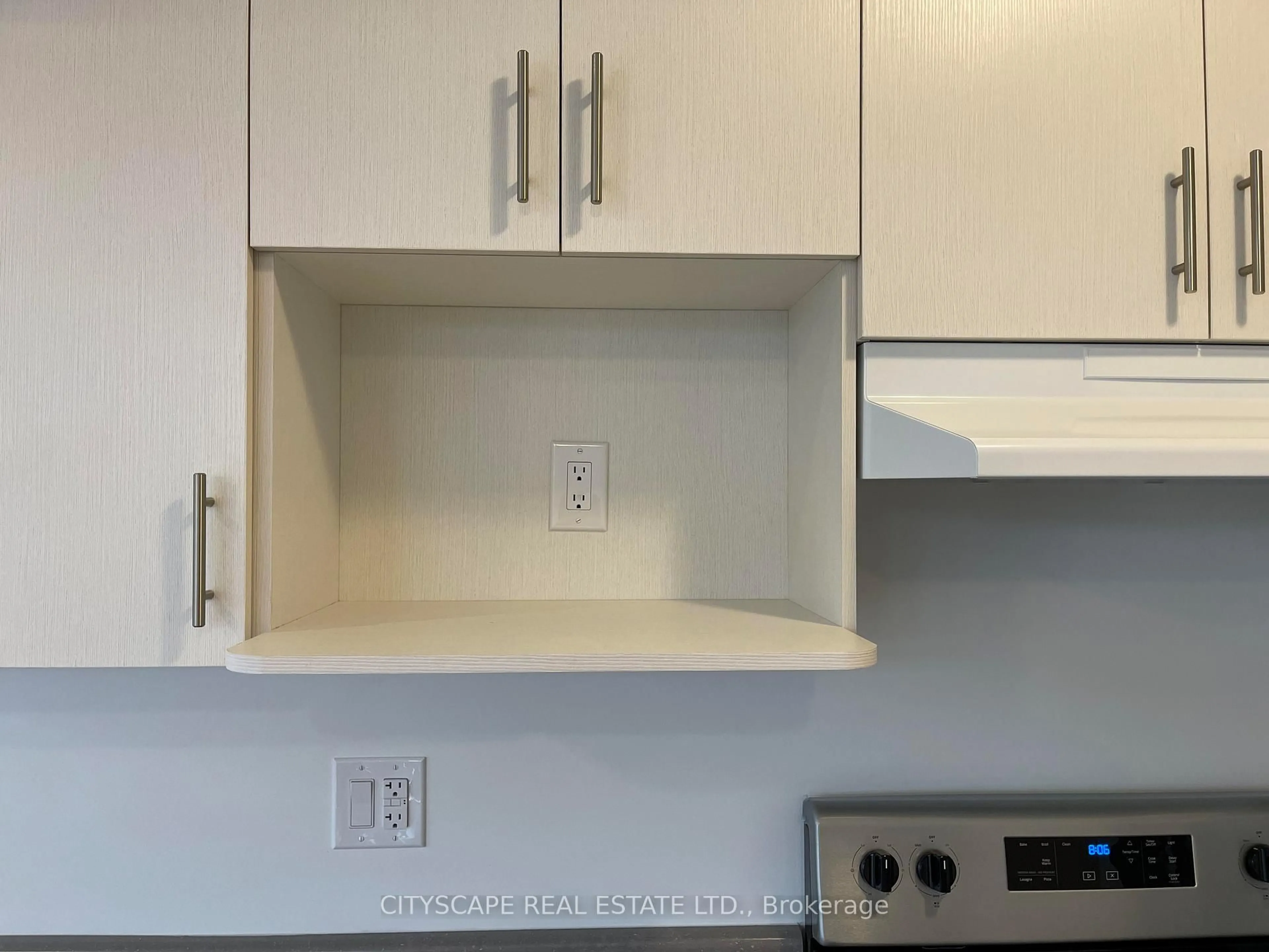 Standard kitchen, unknown for 801 Heathrow Path, Oshawa Ontario L1H 7K5
